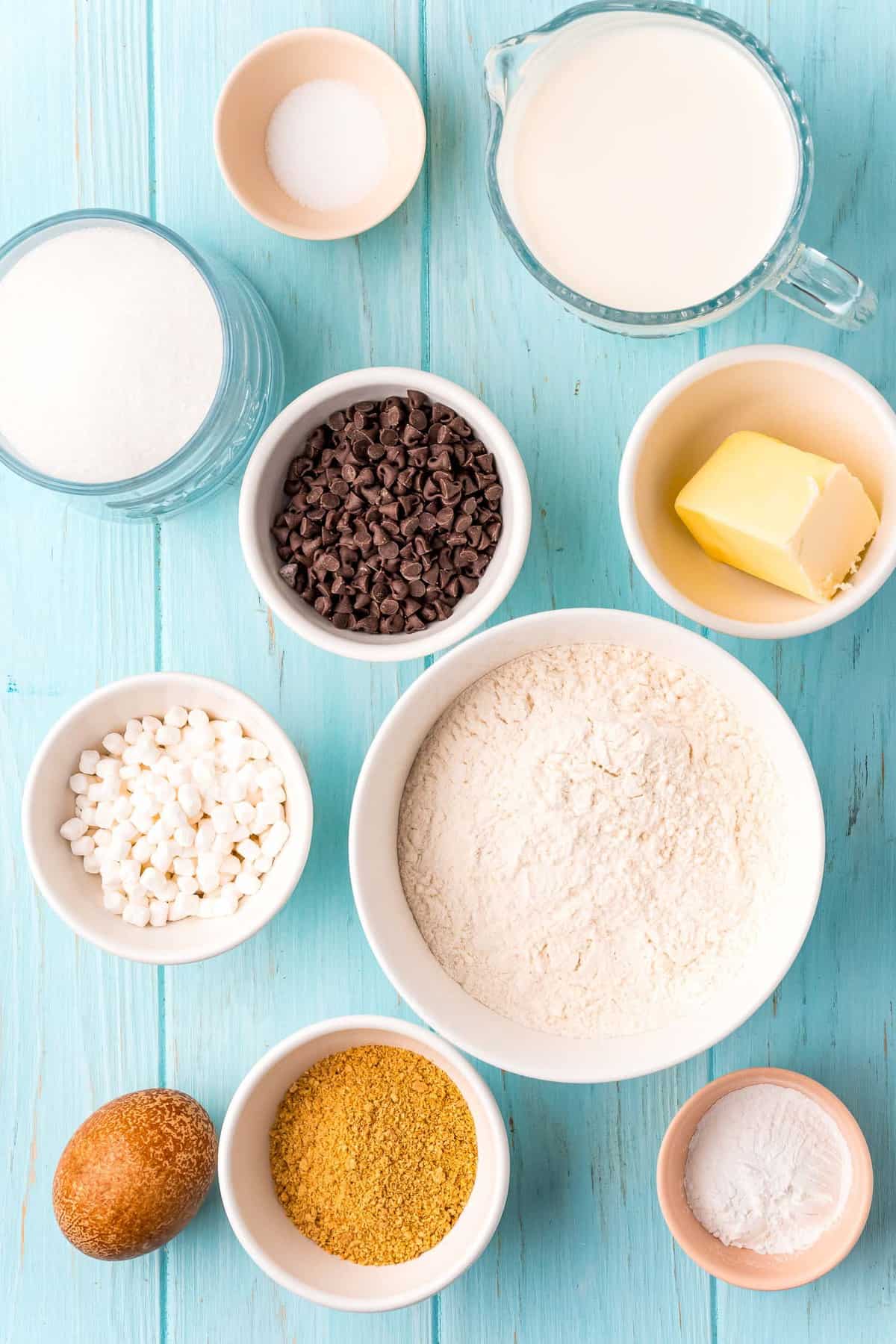 Ingredientes necesarios para recetas que incluyen malvaviscos y chispas de chocolate.