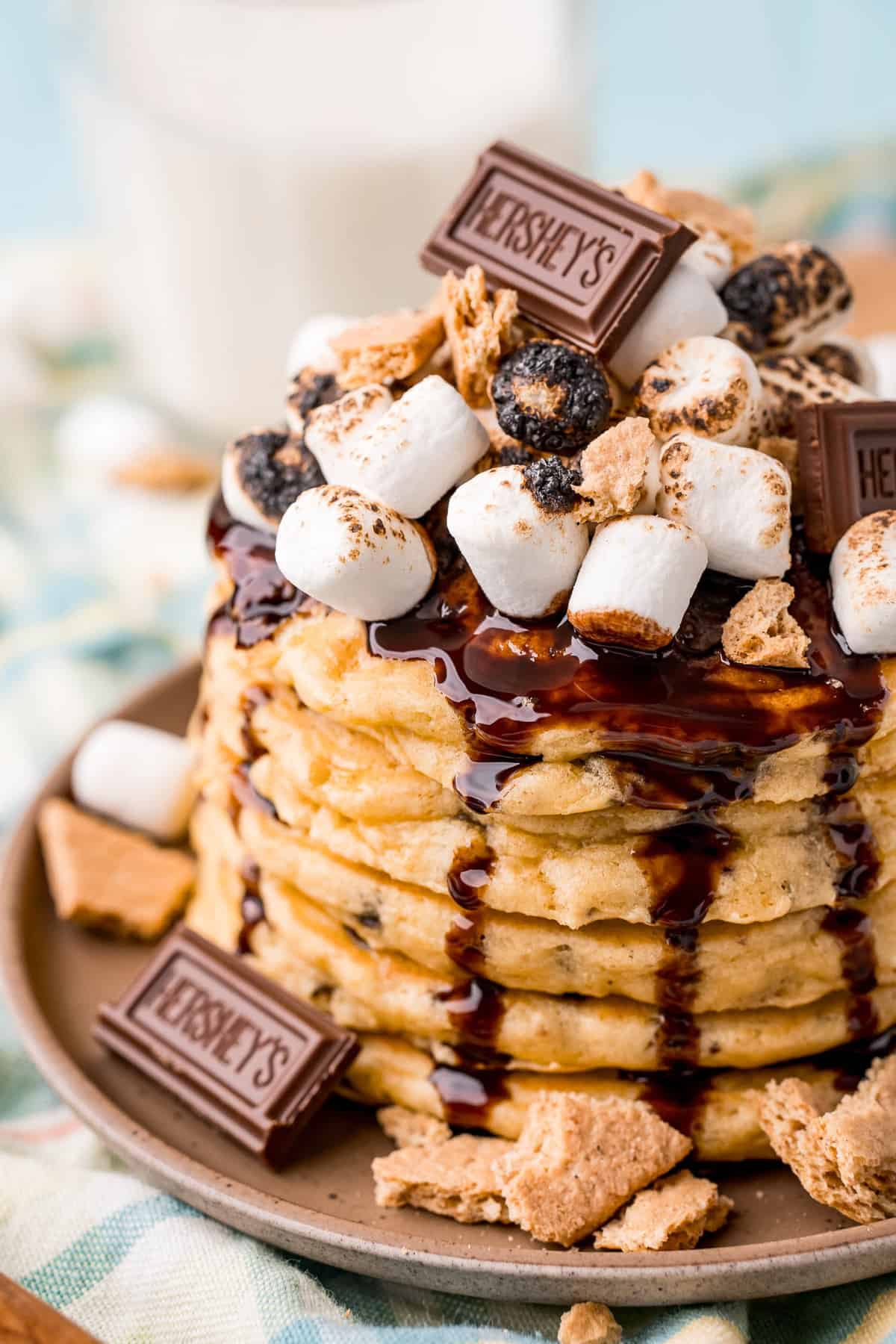 Panqueques de s'mores cubiertos de malvaviscos y chocolate.