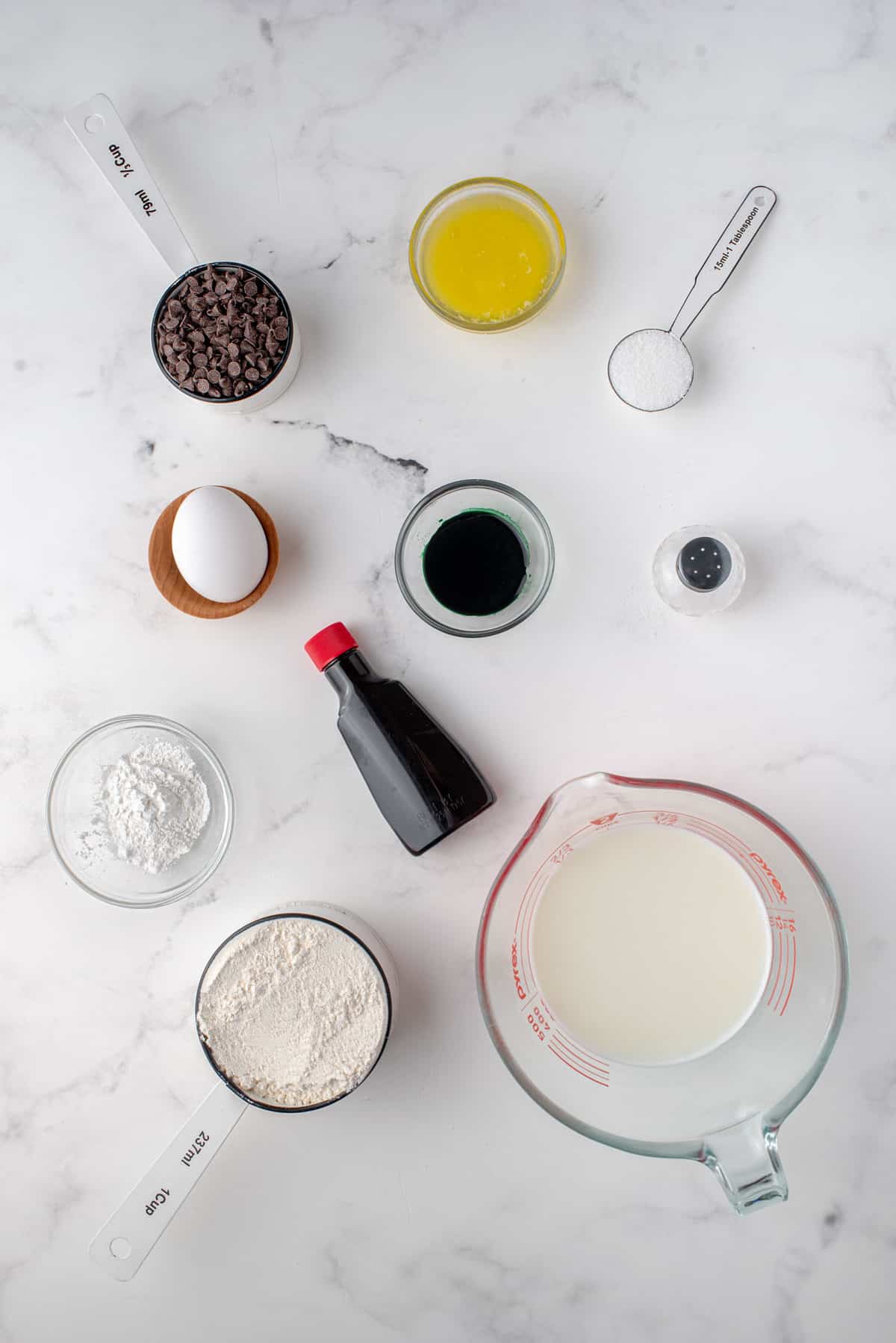 Ingredientes necesarios, incluyendo extracto de menta.