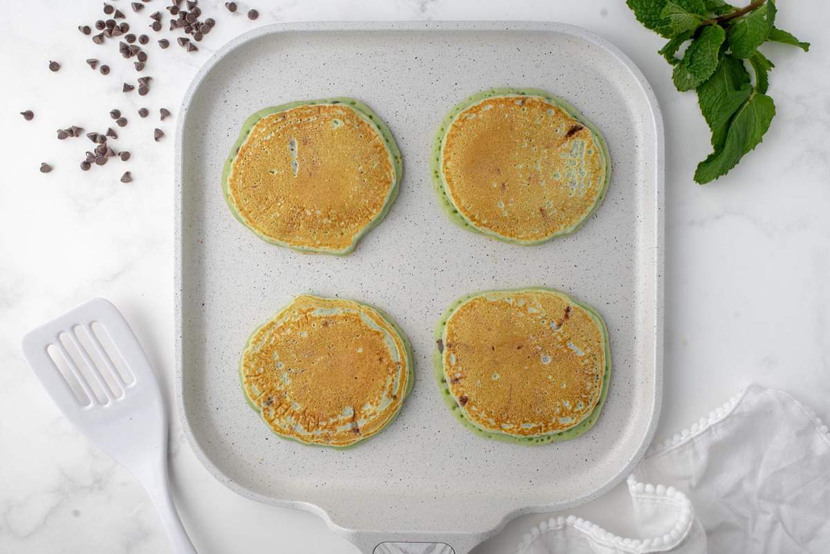 Panqueques cocinados en la plancha.