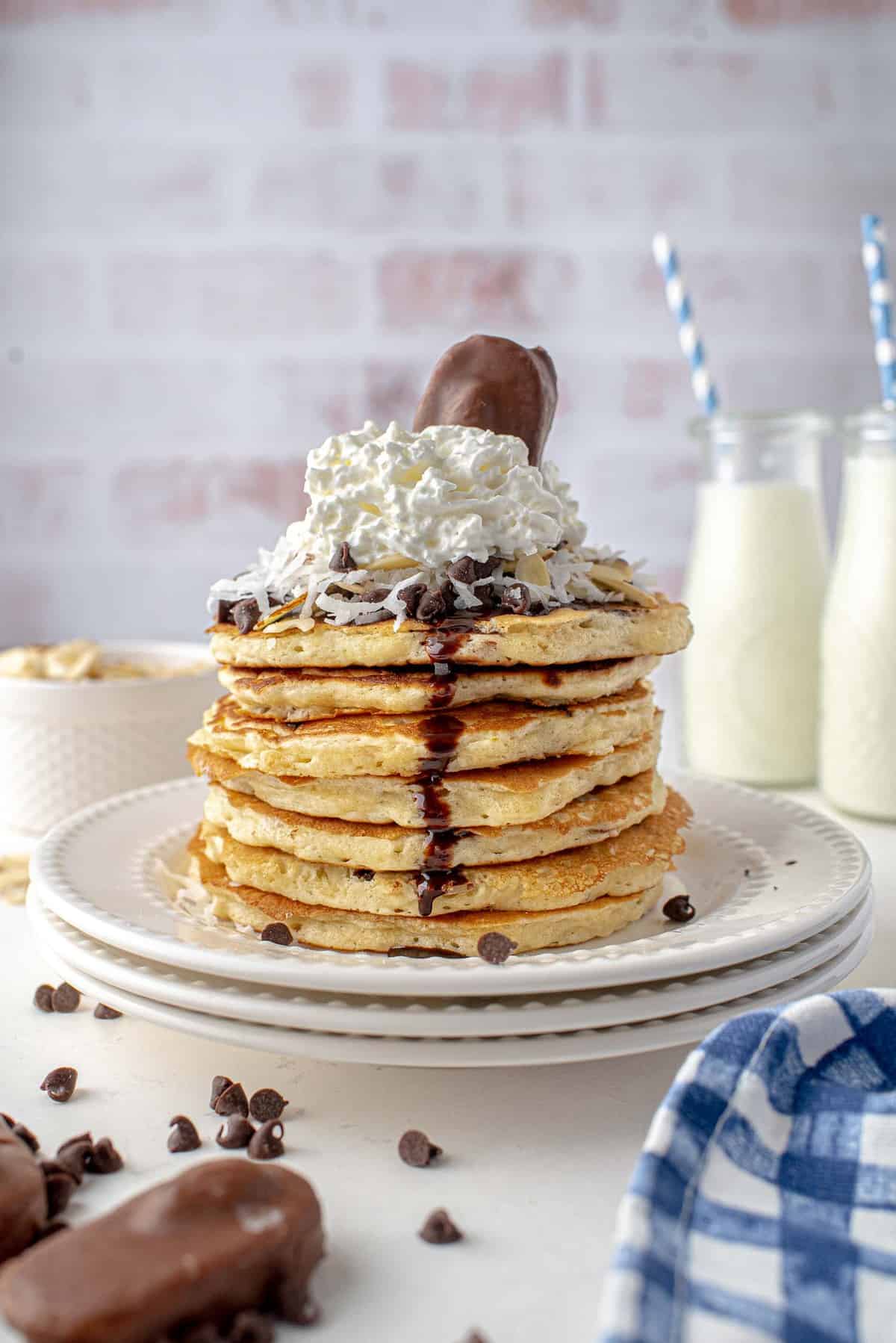Panqueques cubiertos con una barra de chocolate Almond Joy.