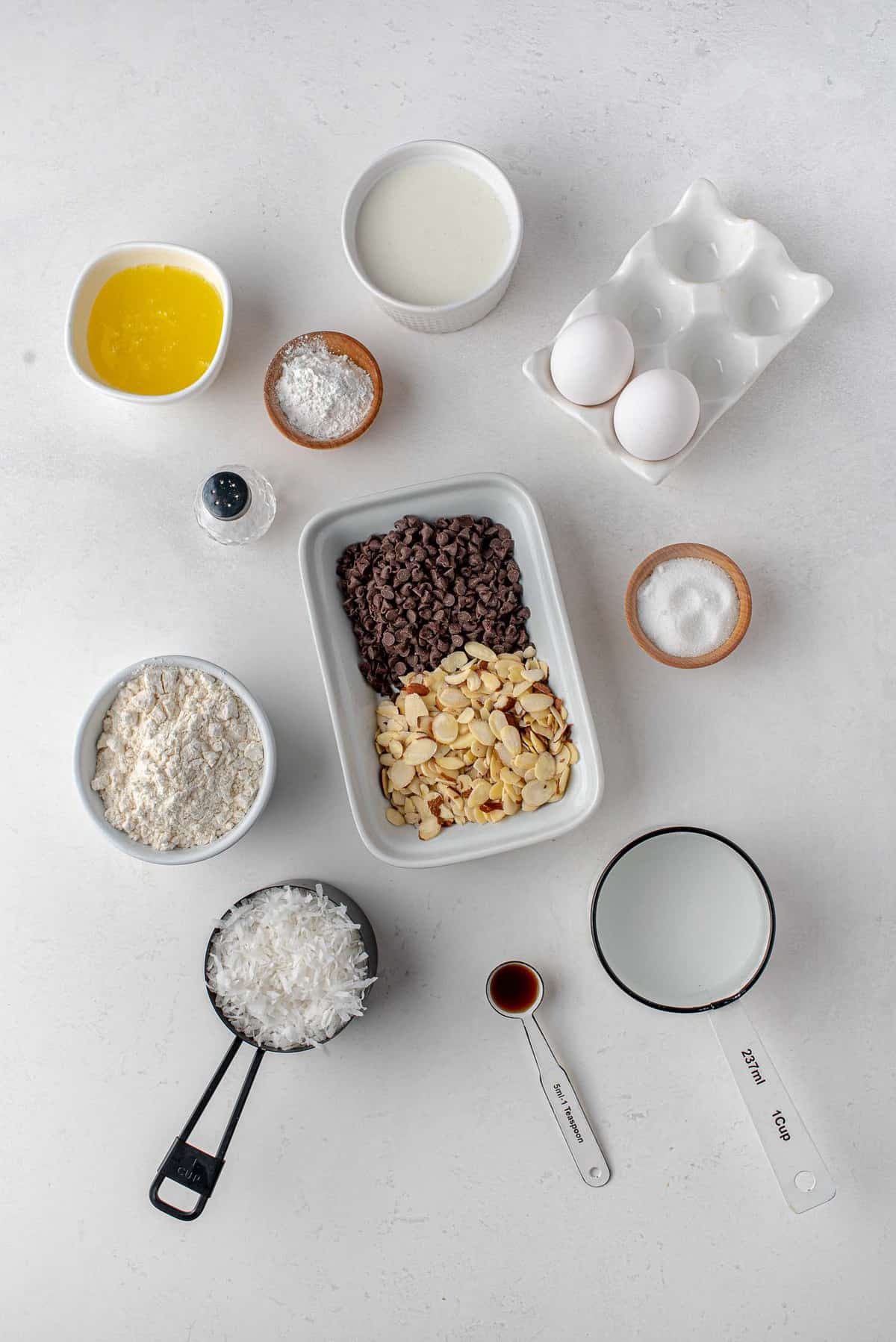 Ingredientes necesarios para la receta que incluyen chocolate, almendras, coco.