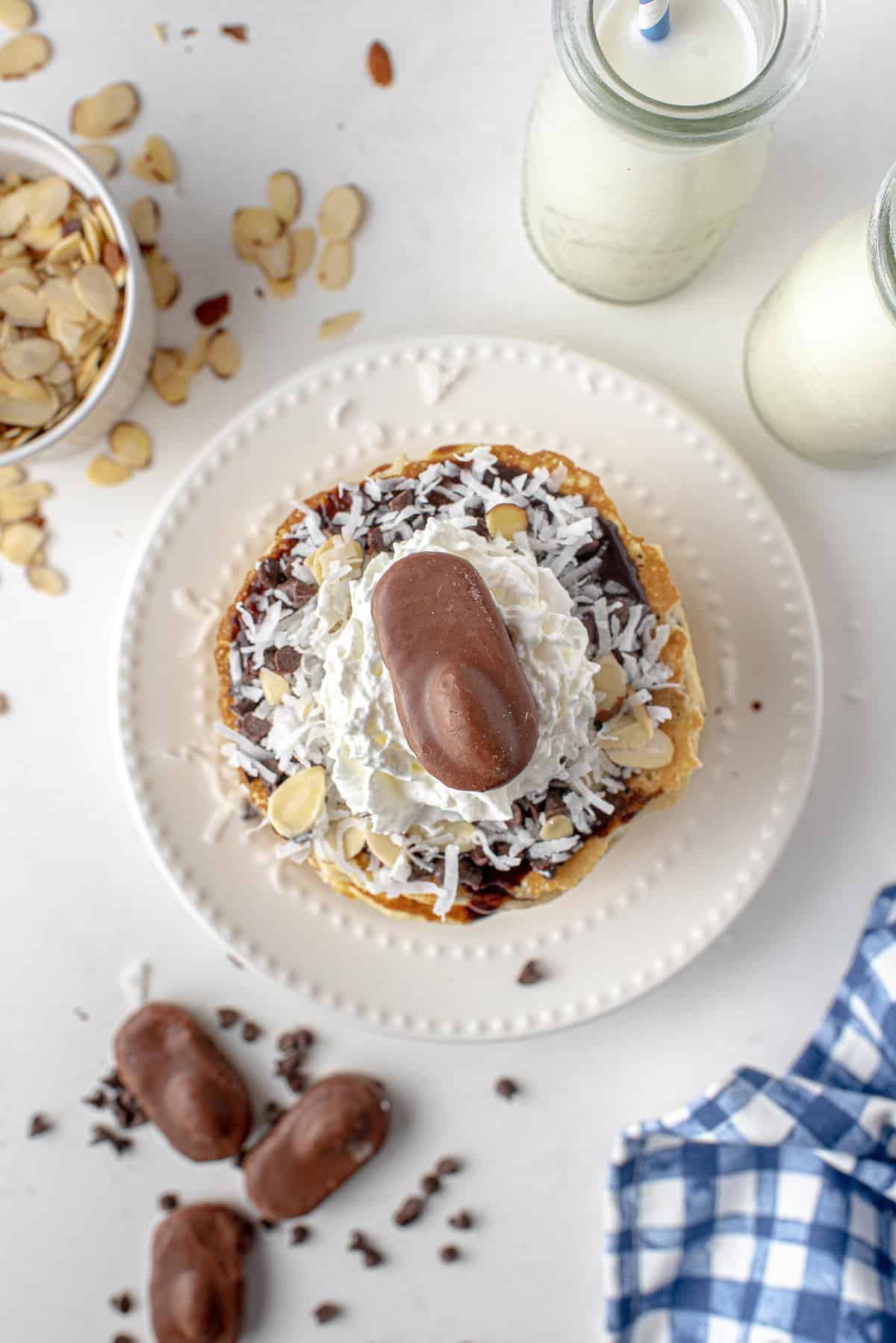Torre de panqueques cubiertos con una barra de chocolate Almond Joy.