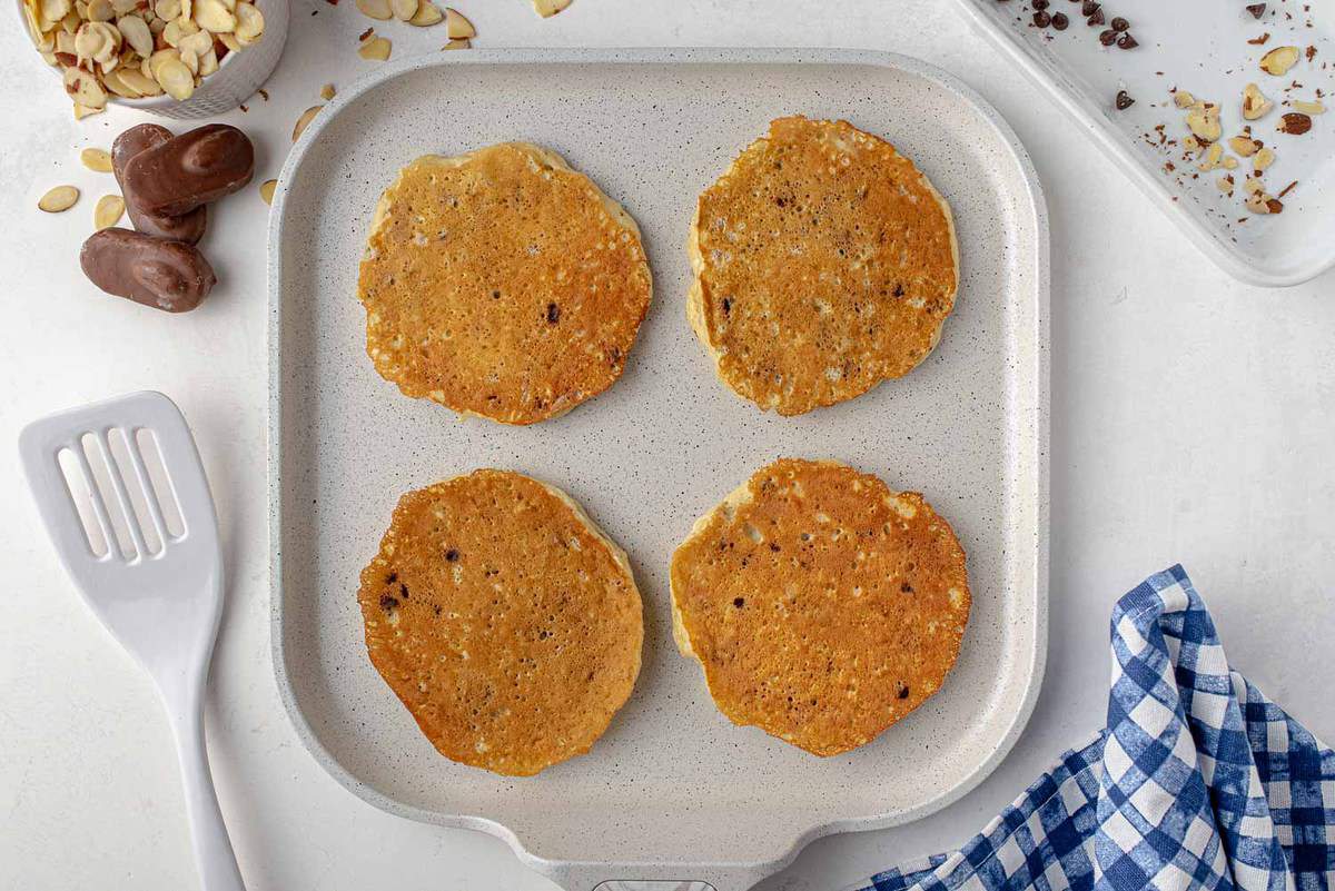 Panqueques en la plancha.