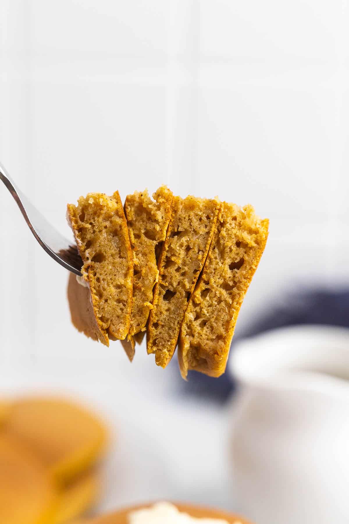 Panqueques de calabaza en un tenedor.