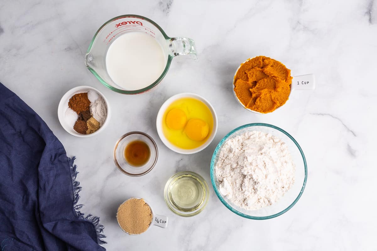 Ingredientes necesarios para hacer panqueques con puré de calabaza.