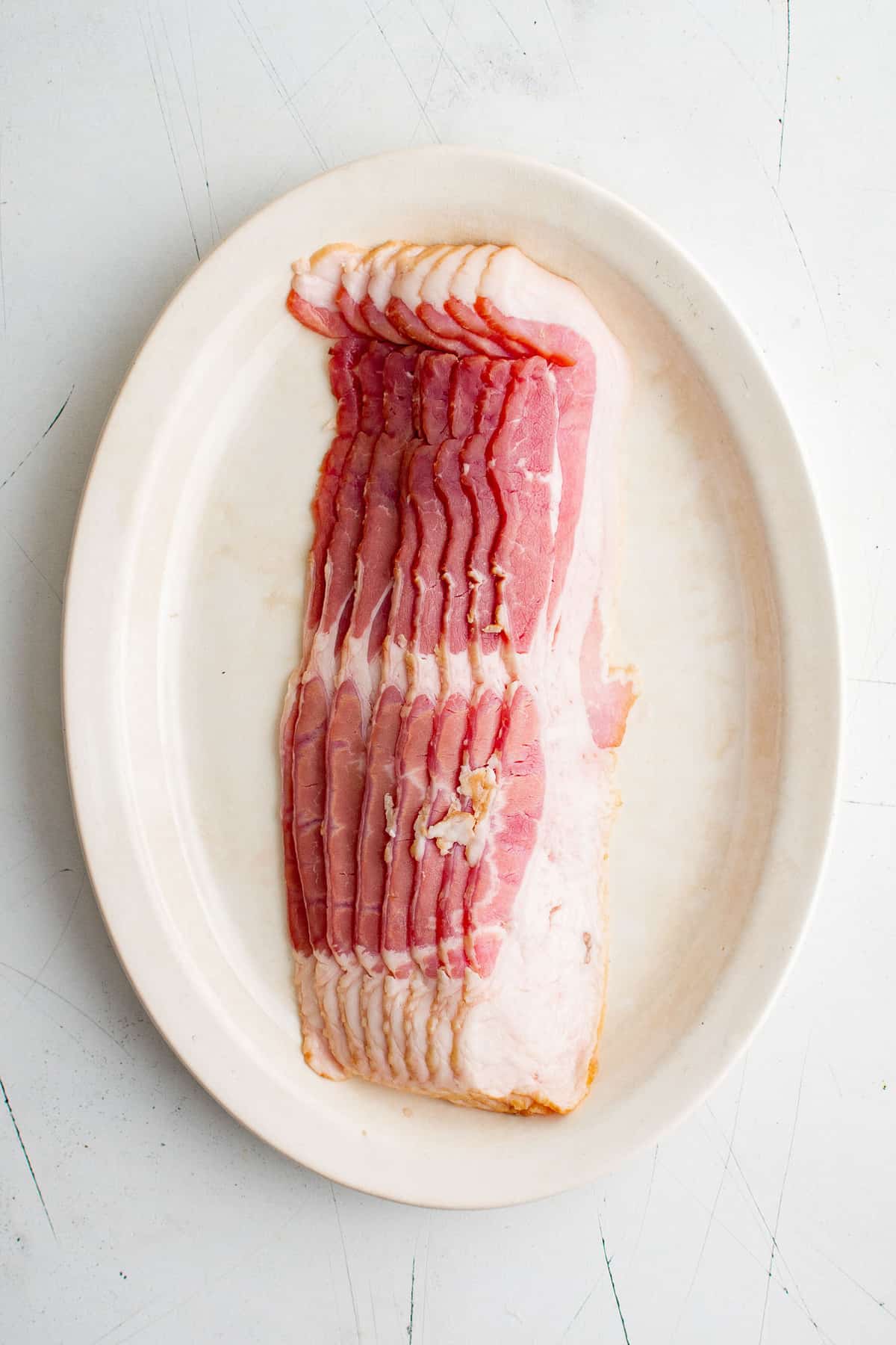 Panceta cruda en un plato.