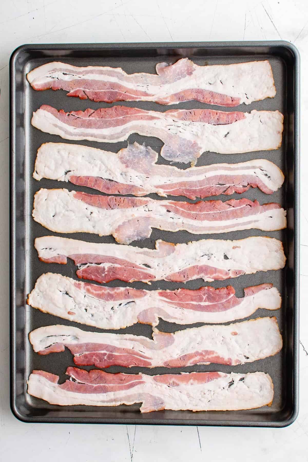 Panceta en una bandeja para hornear, cruda.
