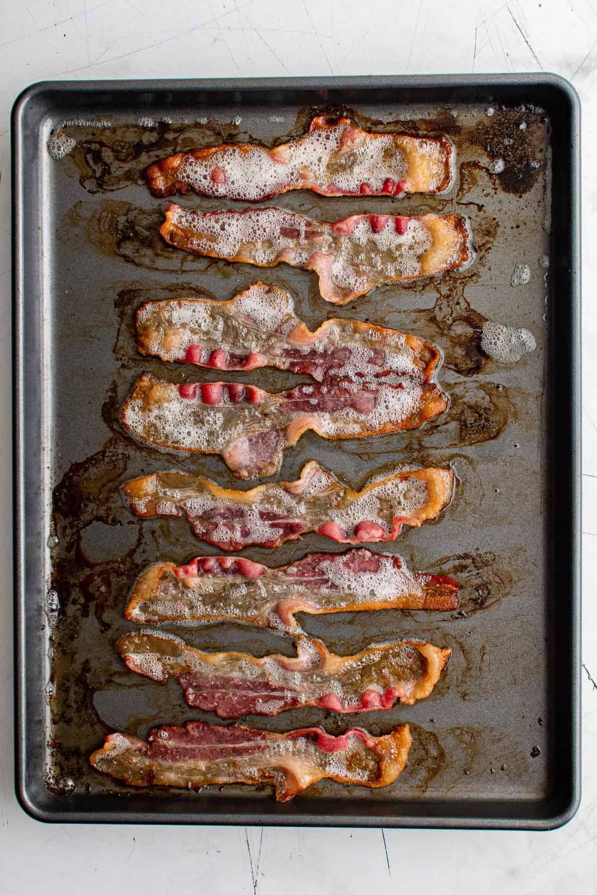 Panceta recién horneada en una bandeja de hornear.