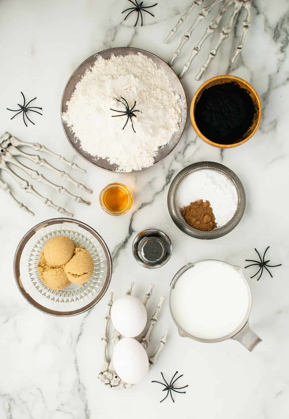 Vista de los ingredientes necesarios para la receta, sobre un fondo de mármol.
