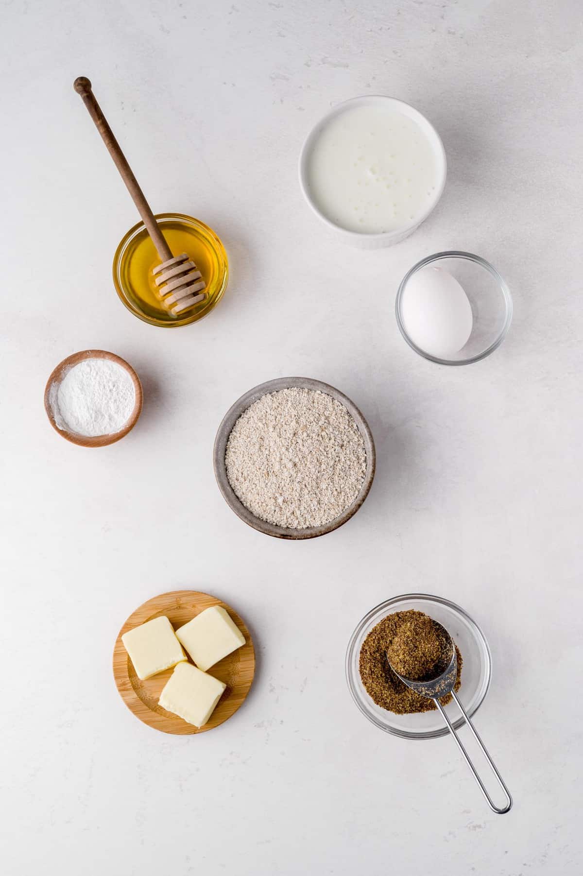 Ingredientes necesarios incluyendo avena, miel, mantequilla.
