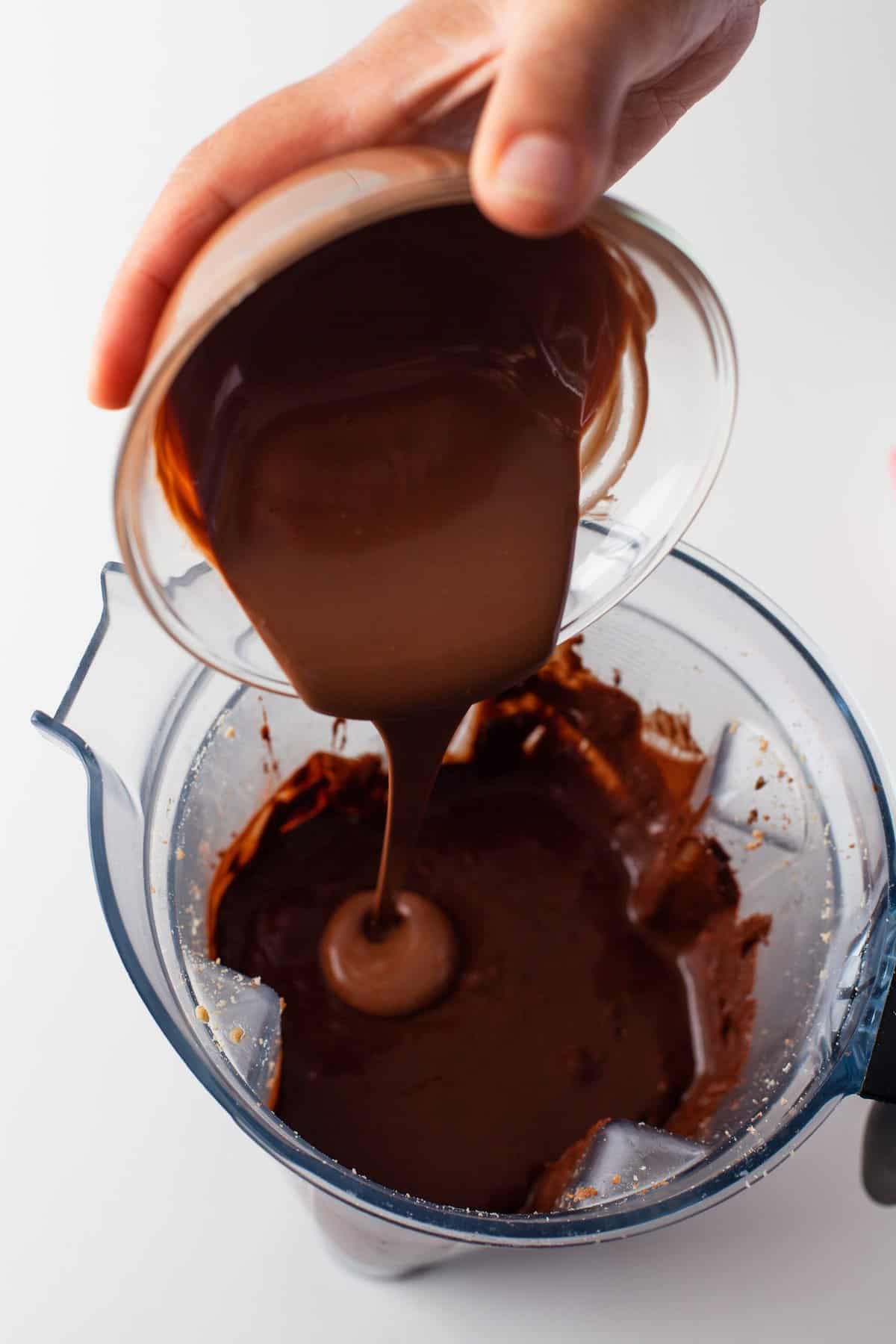 Chocolate derretido siendo vertido en una licuadora.