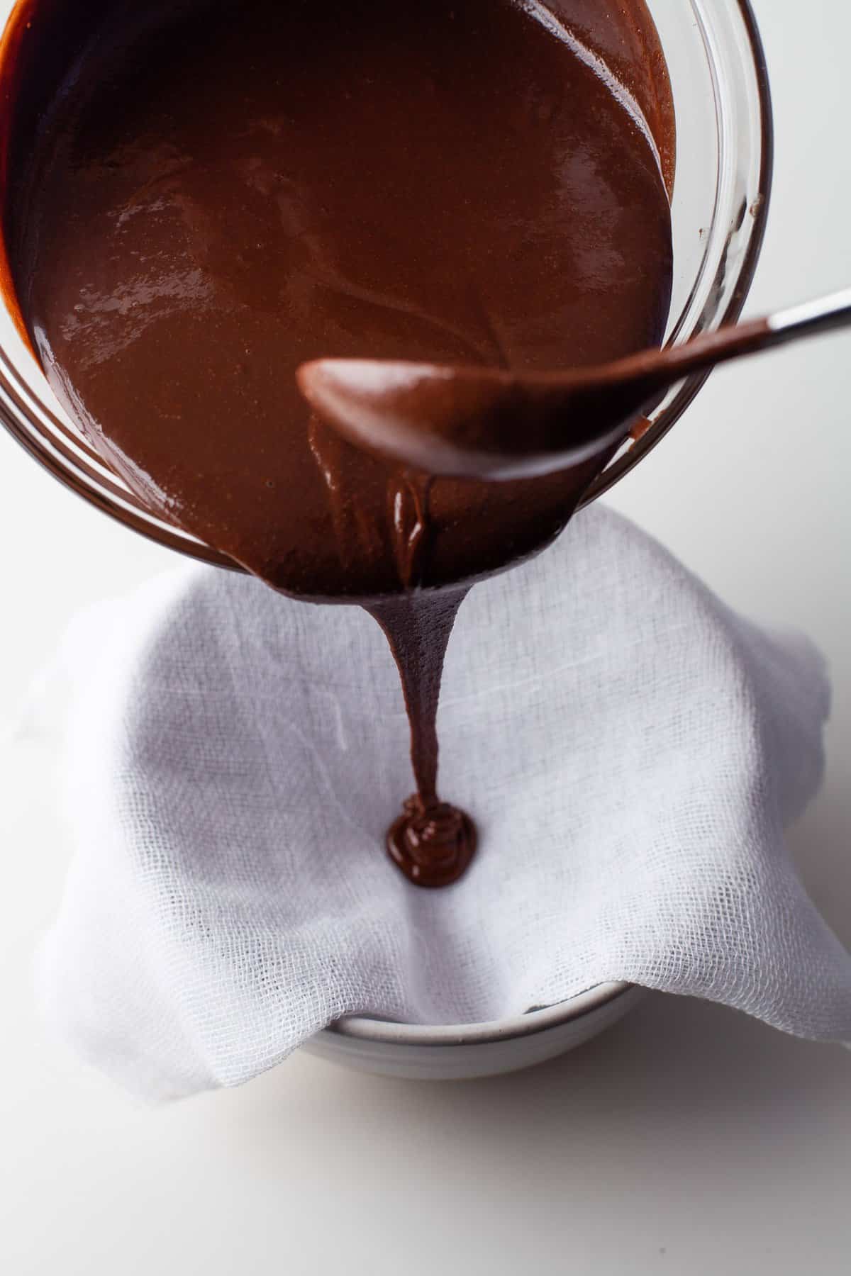 Nutella siendo vertida en un paño de cocina.