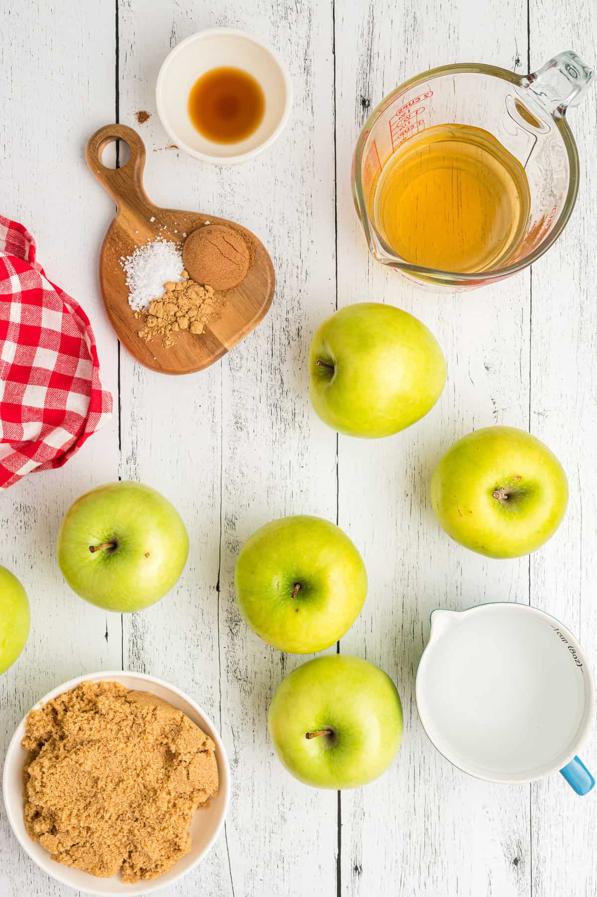 Ingredientes necesarios incluyendo manzanas granny smith.