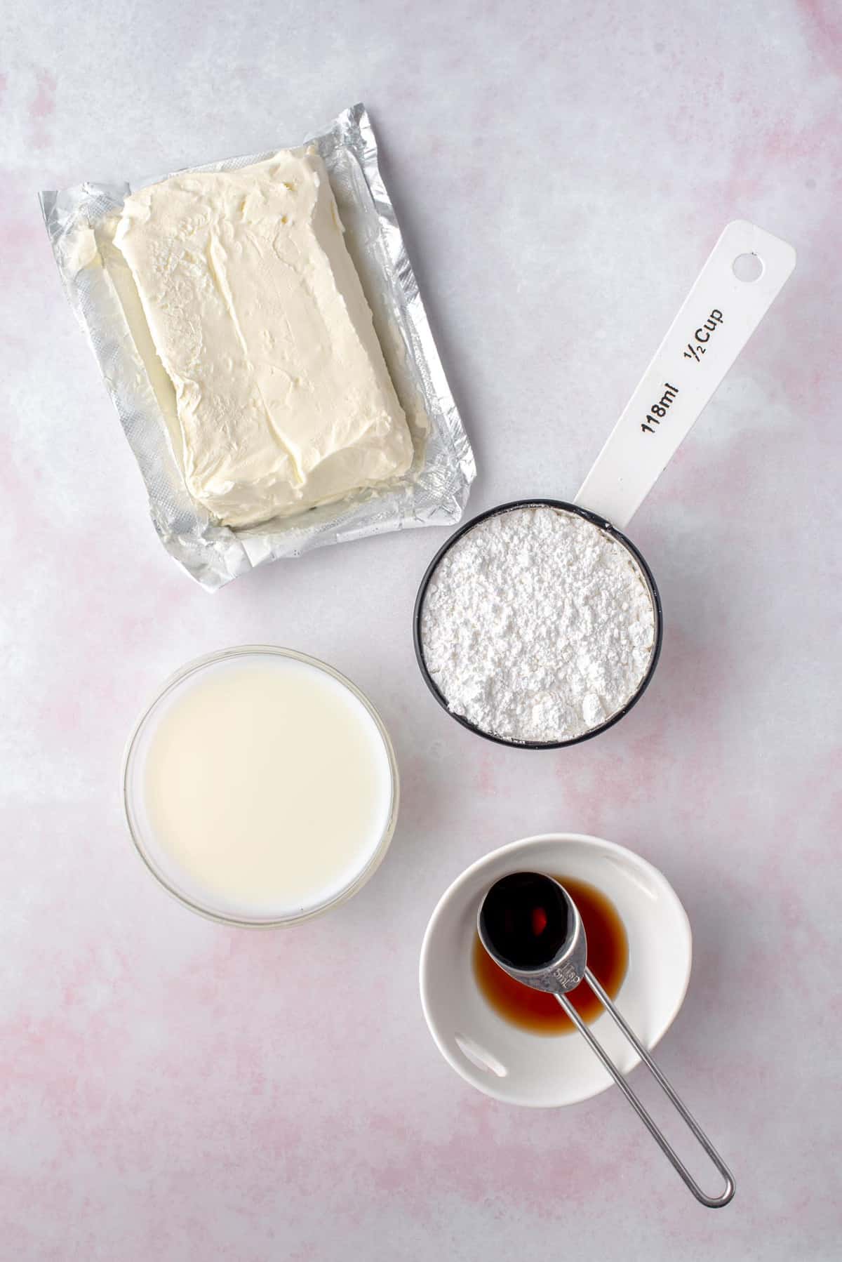 Ingredientes necesarios para hacer glaseado de crema de queso.
