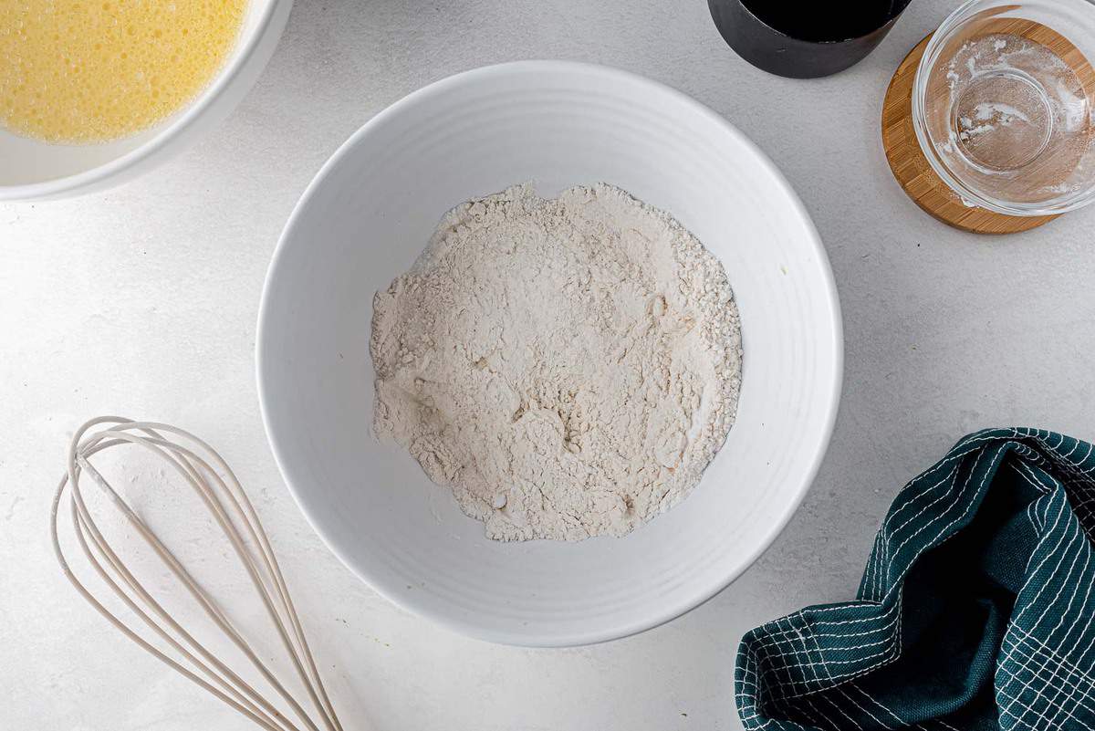 Ingredientes secos en un tazón blanco.