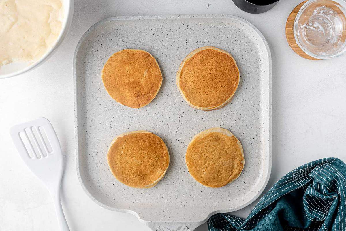Panqueques cocinados en una plancha.