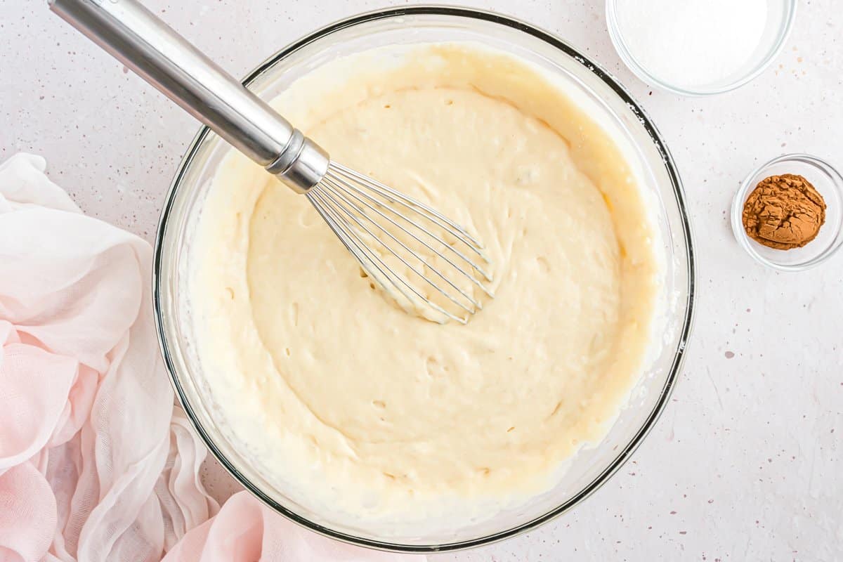 Masa de panqueque en un tazón con un batidor.