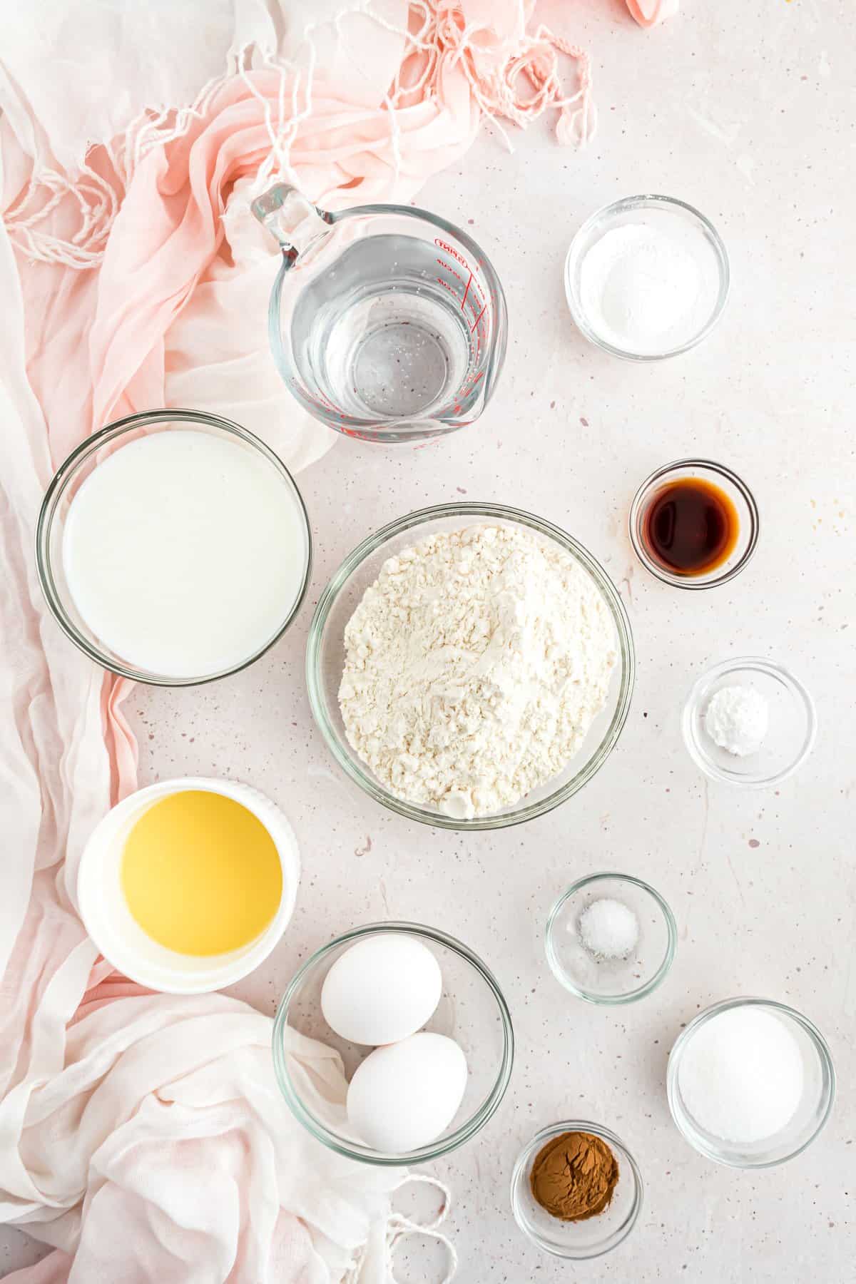 Ingredientes necesarios para la receta, incluyendo canela y azúcar.