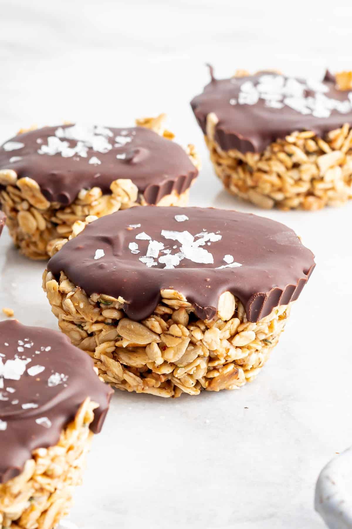 Tazones de avena con chocolate cubiertos de sal marina.