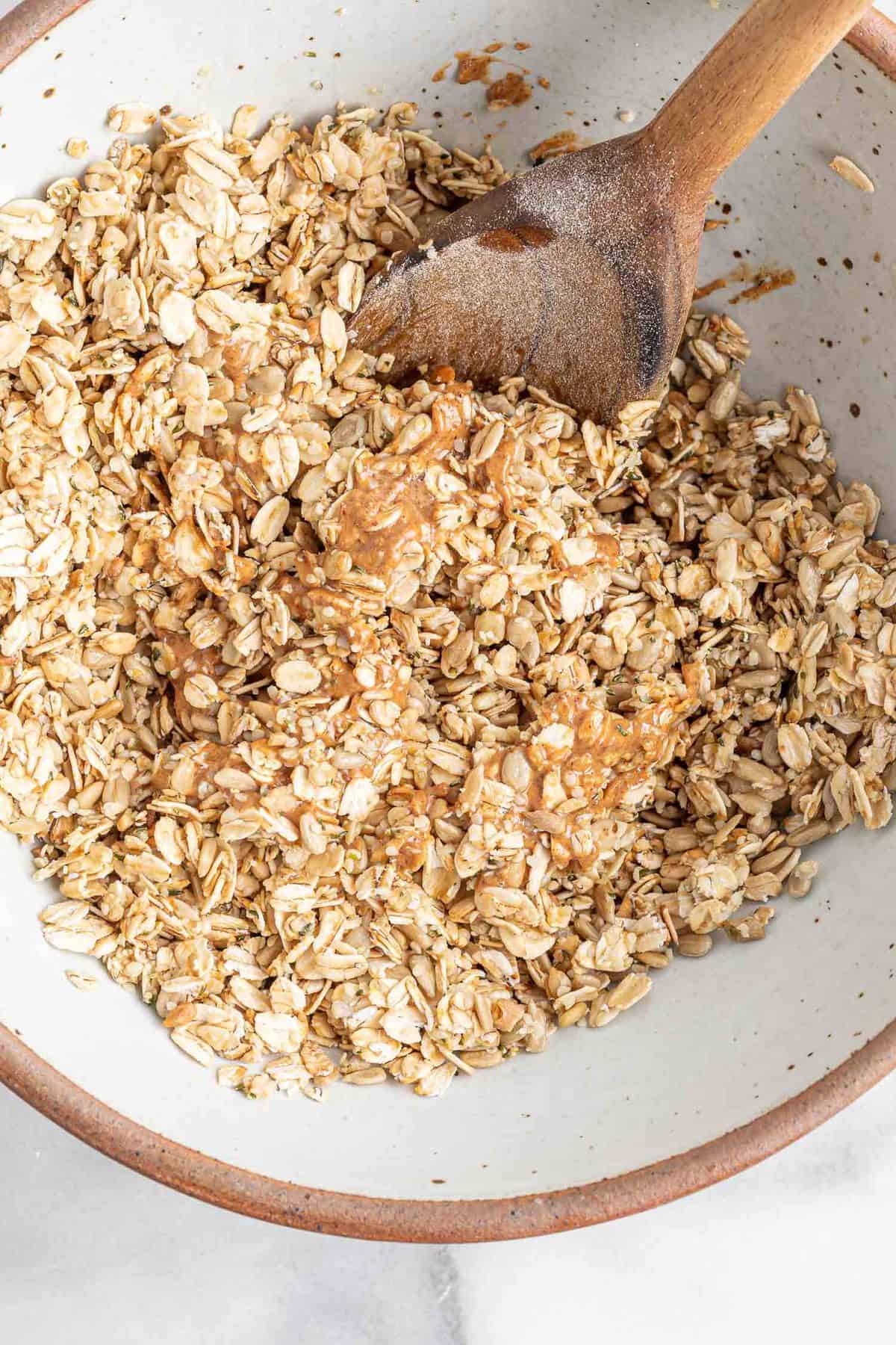 Mezcla de avena siendo combinada con una cuchara de madera.