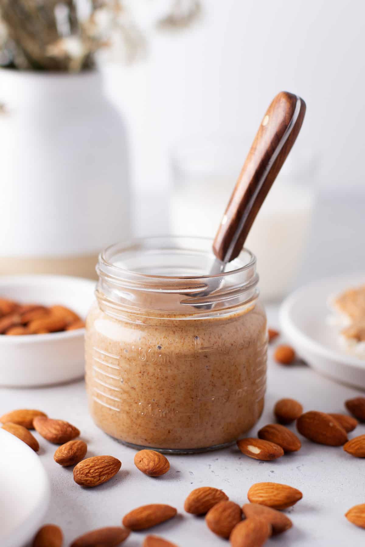 Crema de almendras en un tarro.
