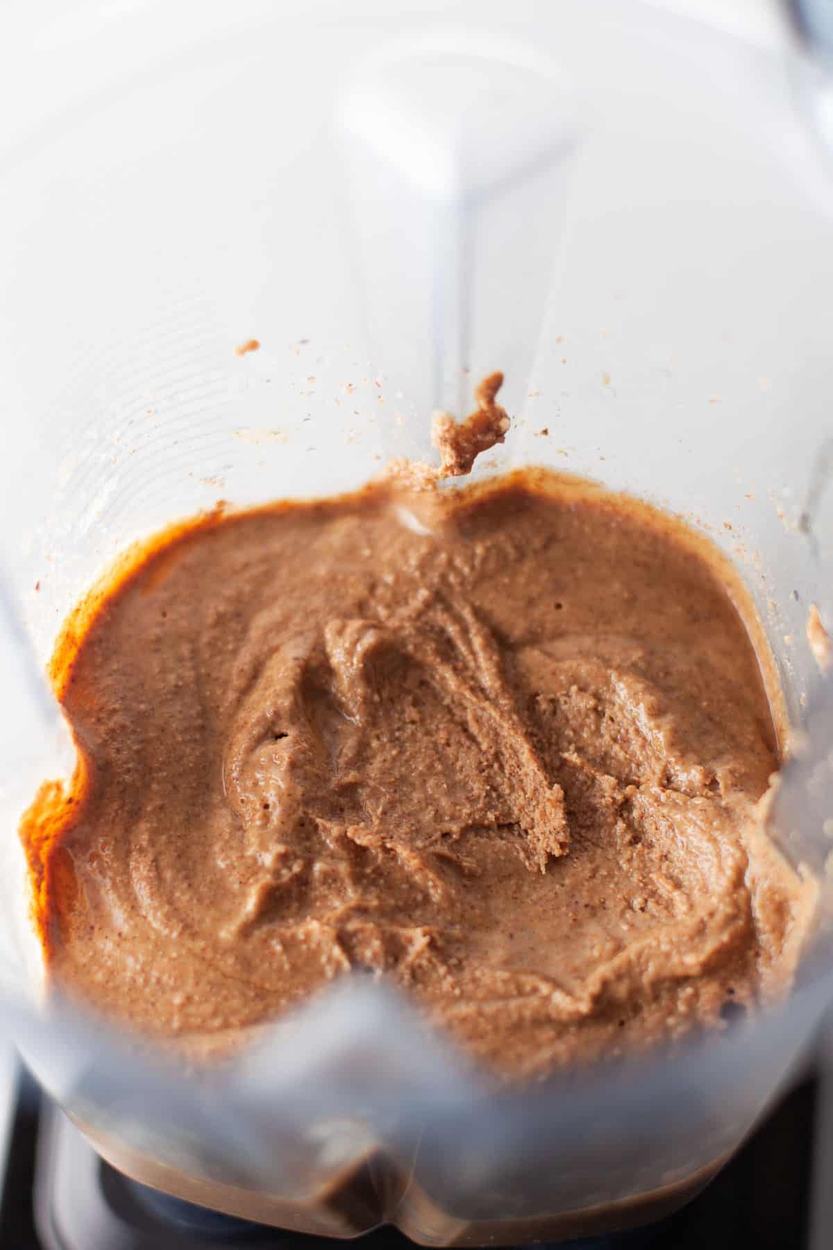 Crema de almendras en la licuadora.