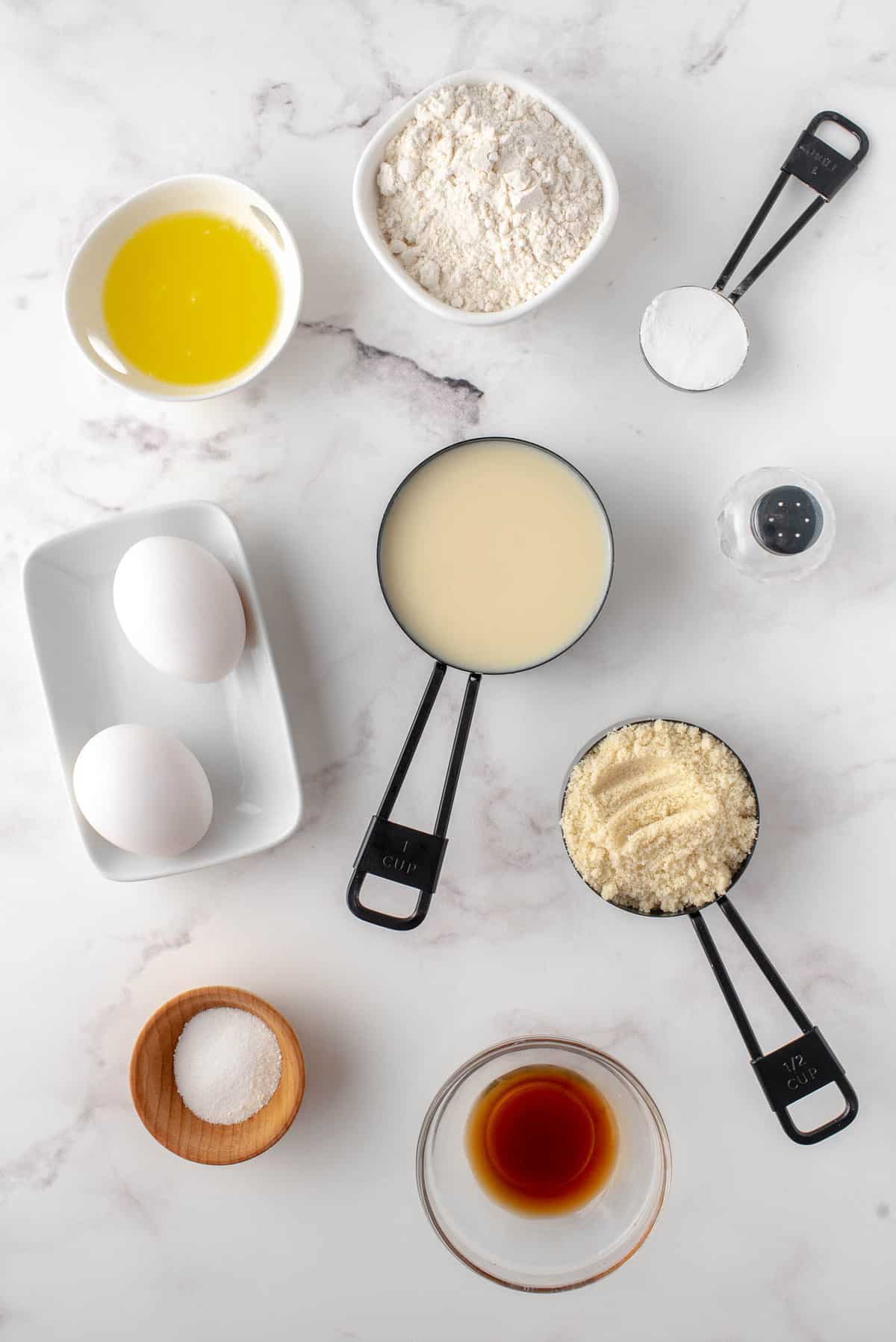 Ingredientes necesarios para la receta, incluyendo harina de almendra.