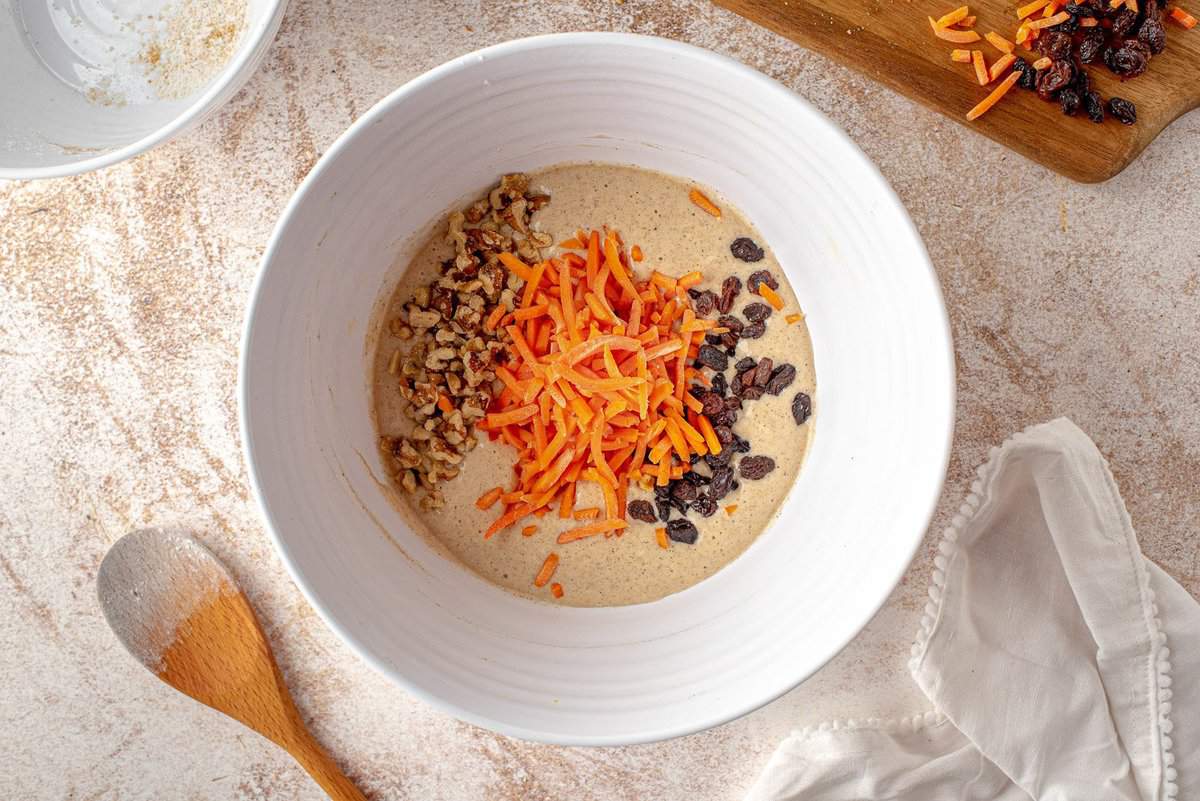 Zanahorias, pasas y nueces sobre la mezcla de panqueques.
