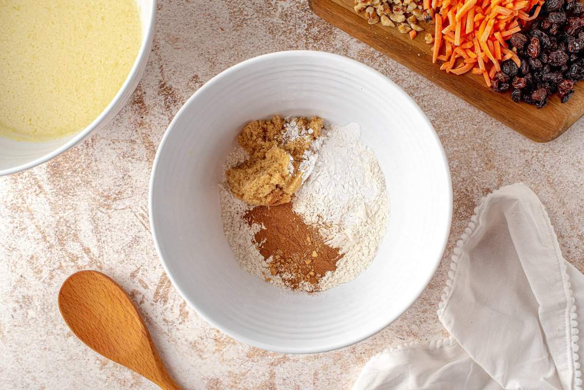 Ingredientes secos en un tazón blanco, aún no mezclados.