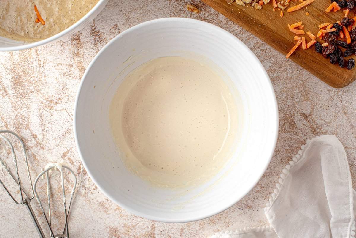 Queso crema en un tazón blanco.