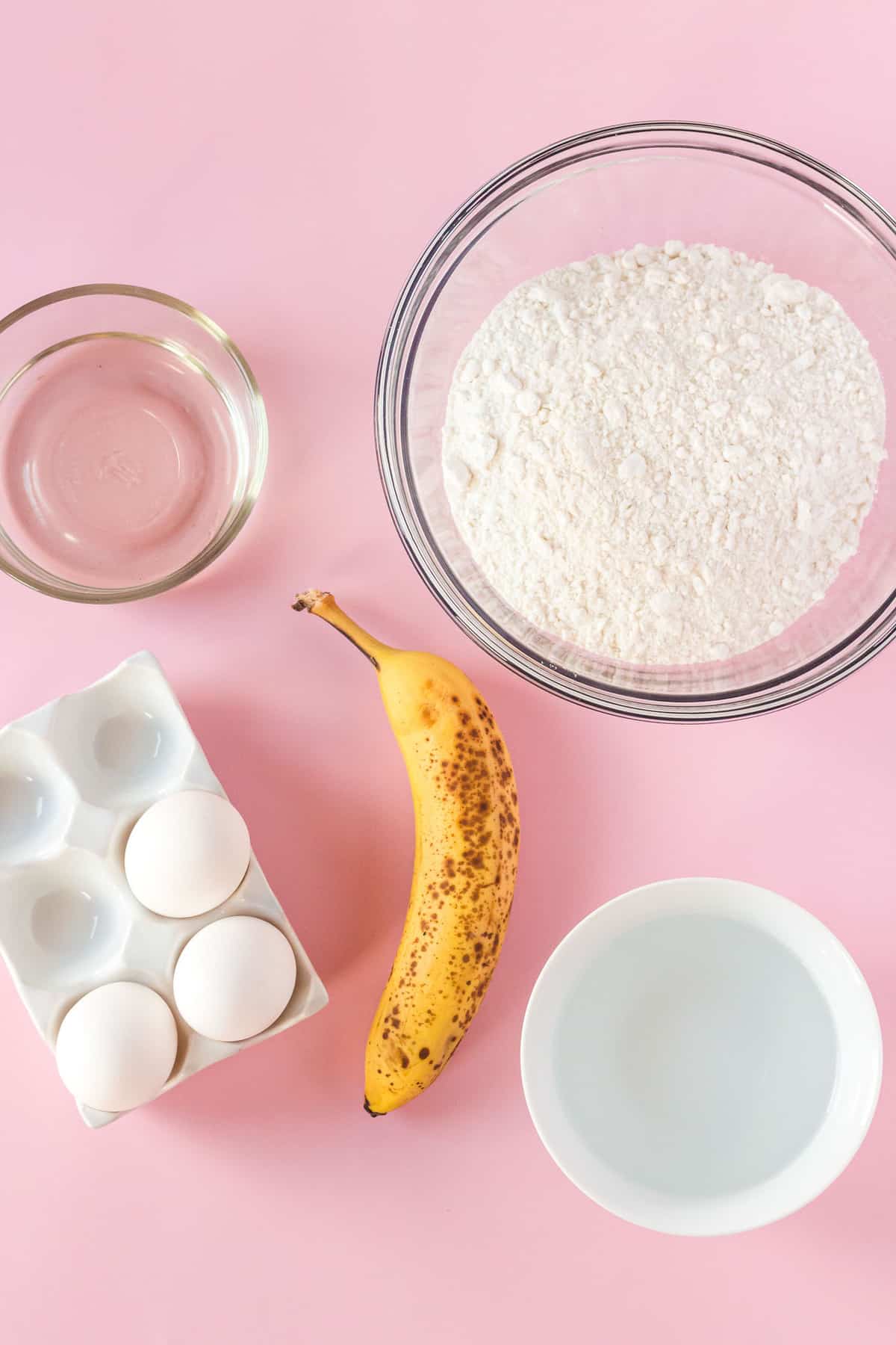 Vista aérea de los ingredientes necesarios para la receta incluyendo un plátano.