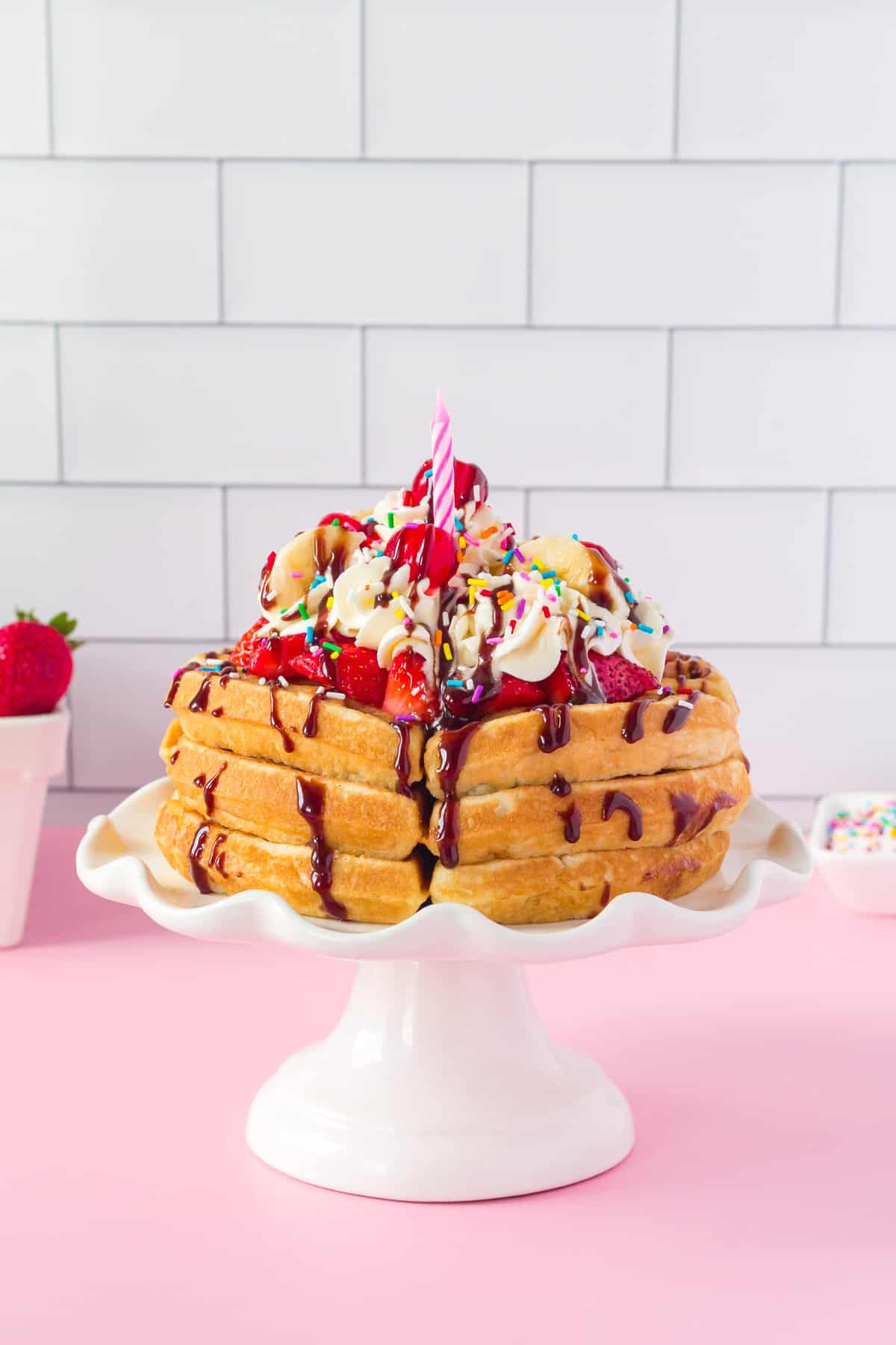 Panqueques de banana split en un soporte para pasteles.