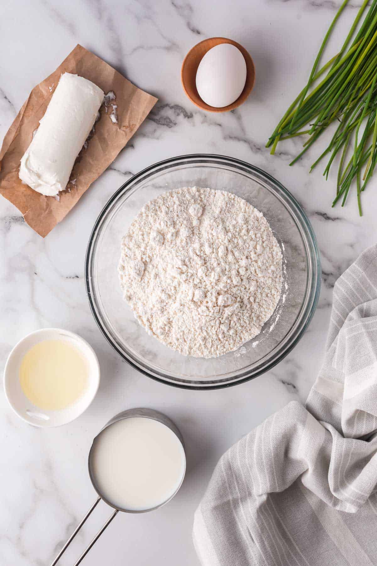 Vista aérea de los ingredientes para panqueques de queso de cabra.