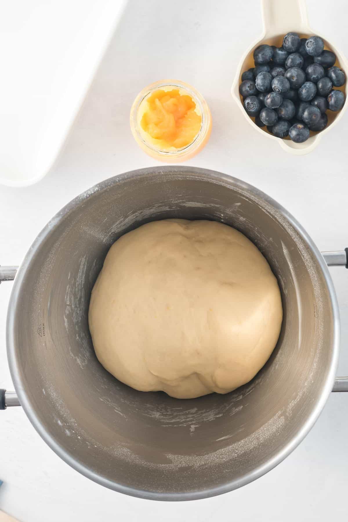 Masa de pan en un tazón de acero inoxidable.