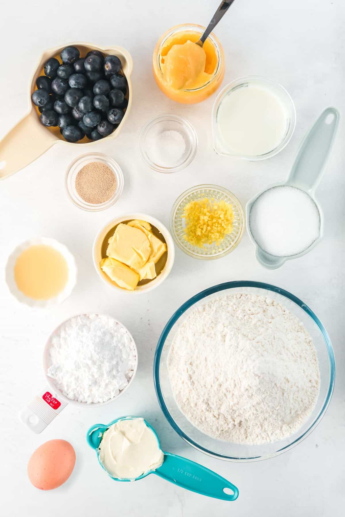 Vista aérea de los ingredientes necesarios para la receta.