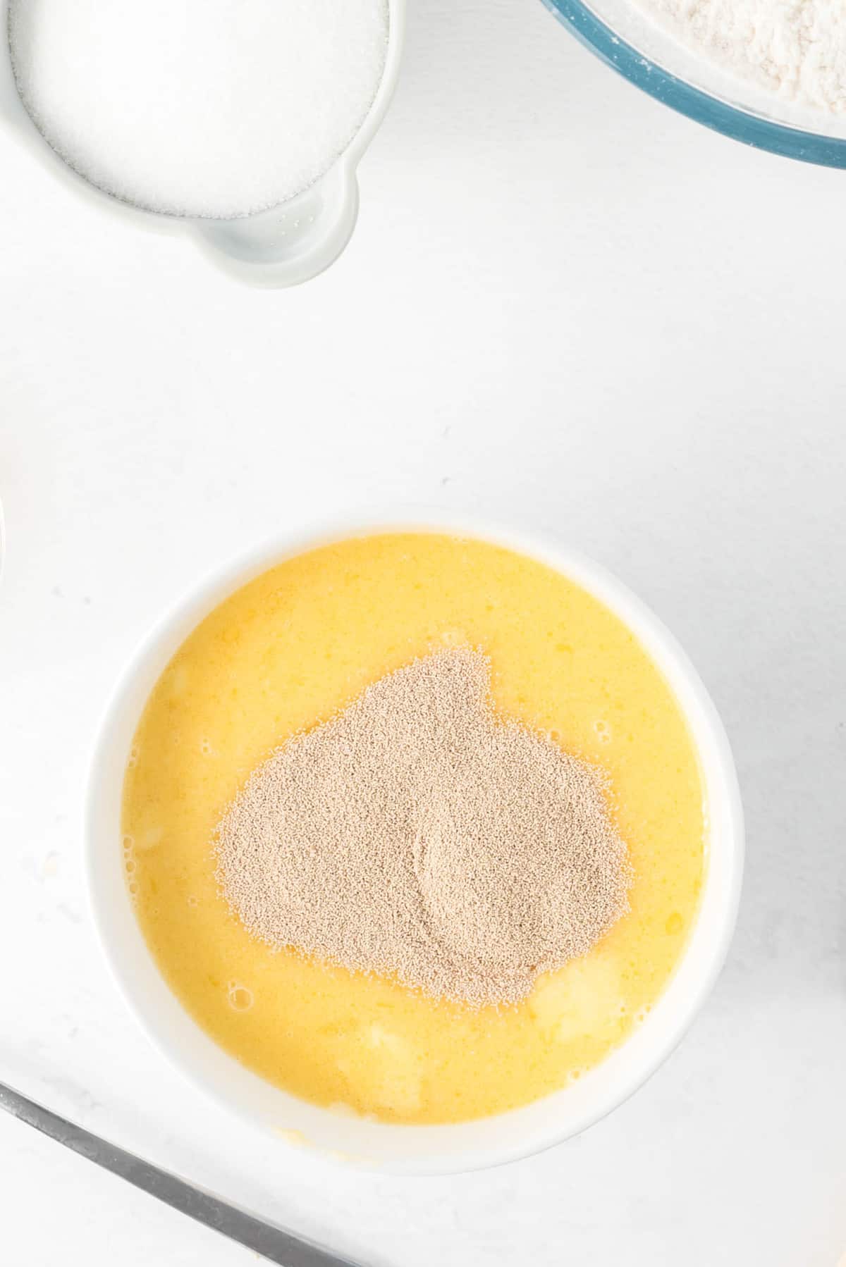 Levadura sobre mantequilla derretida y leche.