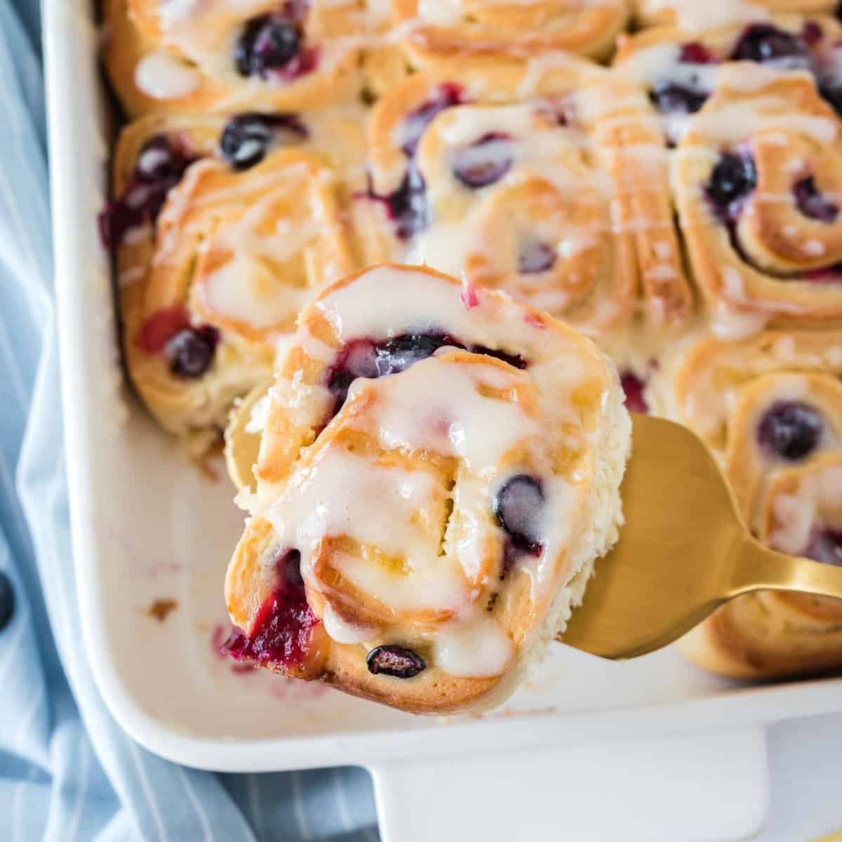 Rollos de arándano con crema de limón
