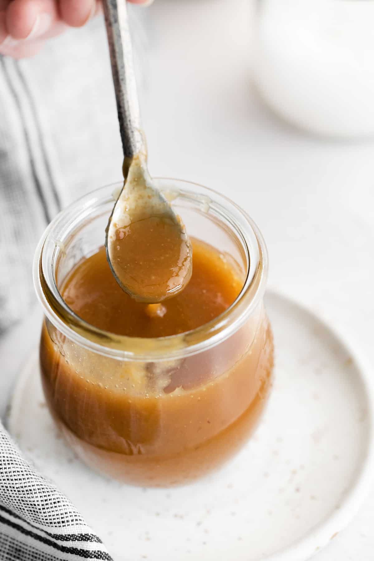 Caramelo en una cuchara para mostrar la textura.