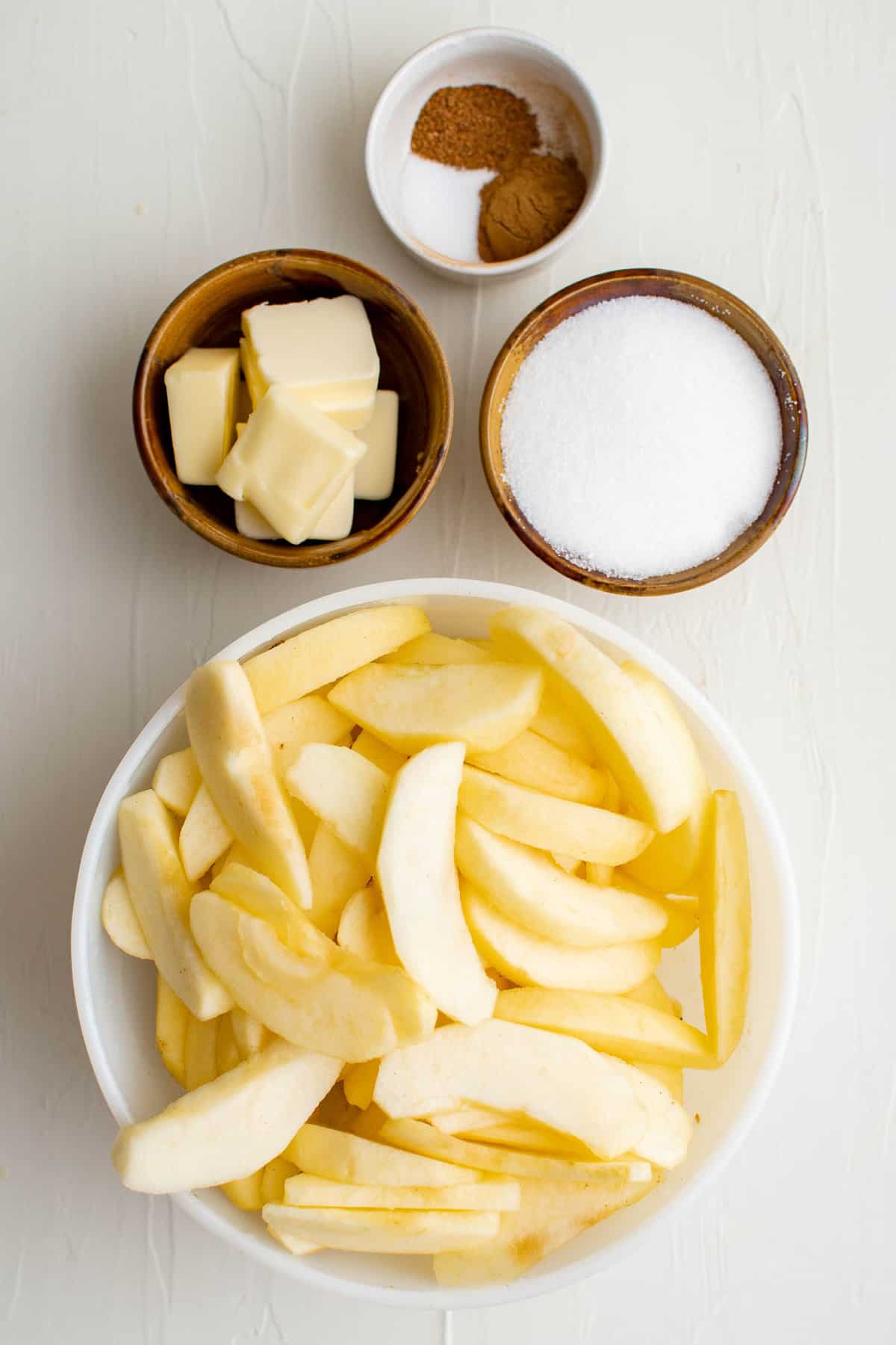 Vista superior de los ingredientes necesarios para hacer manzanas fritas.