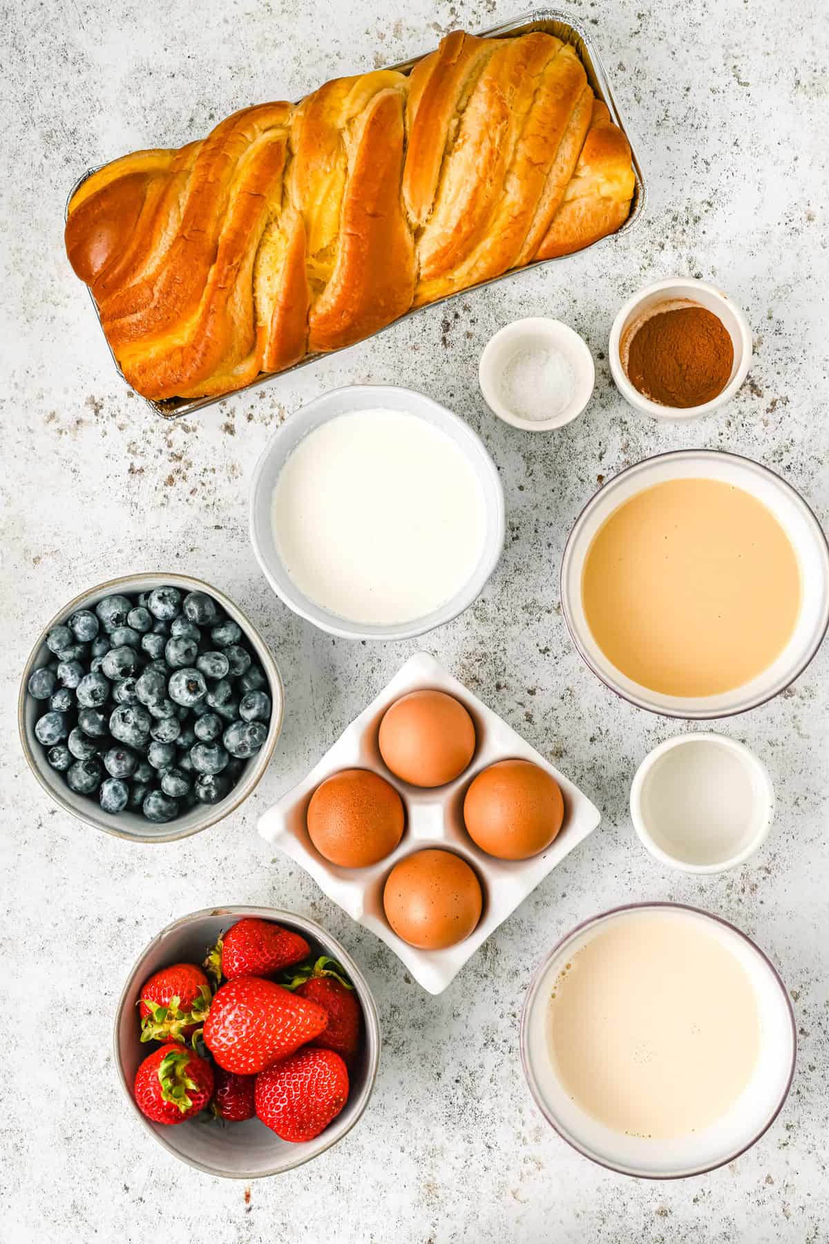 Ingredientes necesarios para la receta, incluyendo tres tipos de leche.