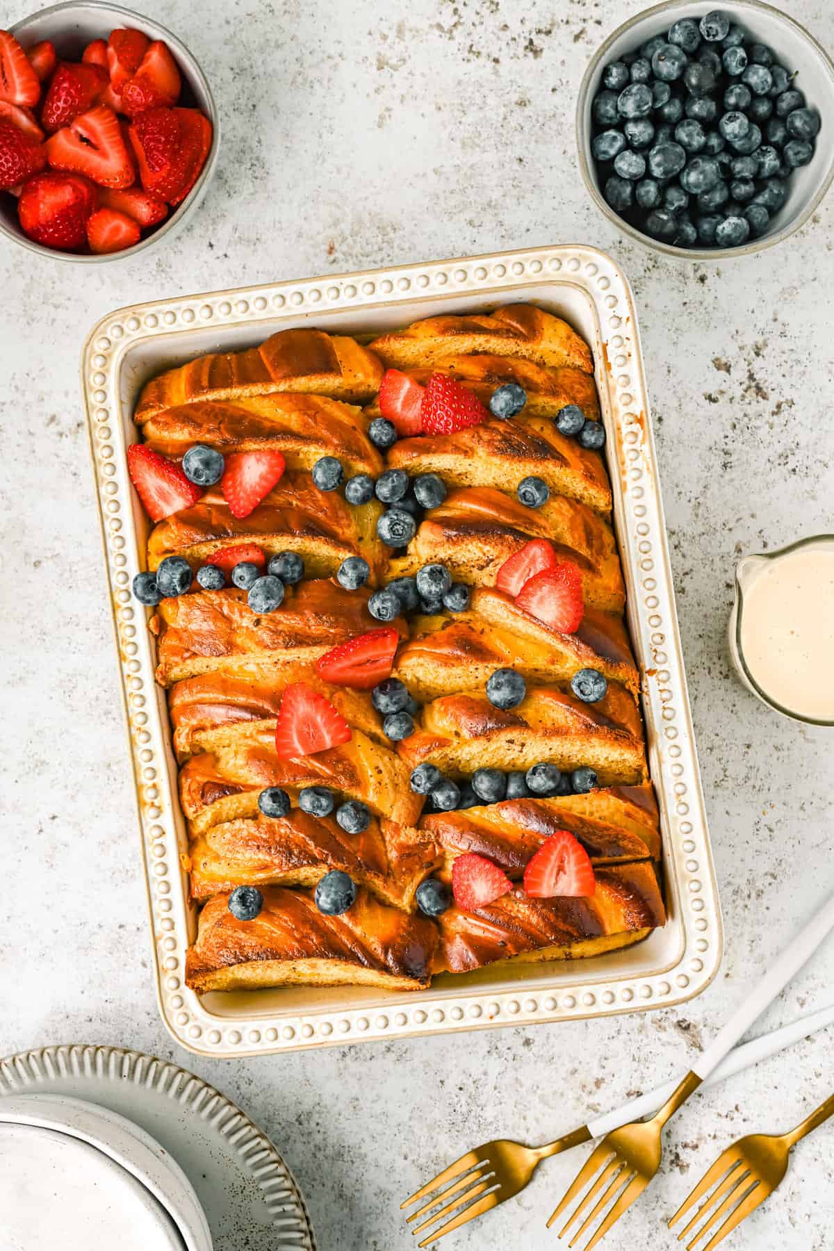Cazuela cubierta con frutas.