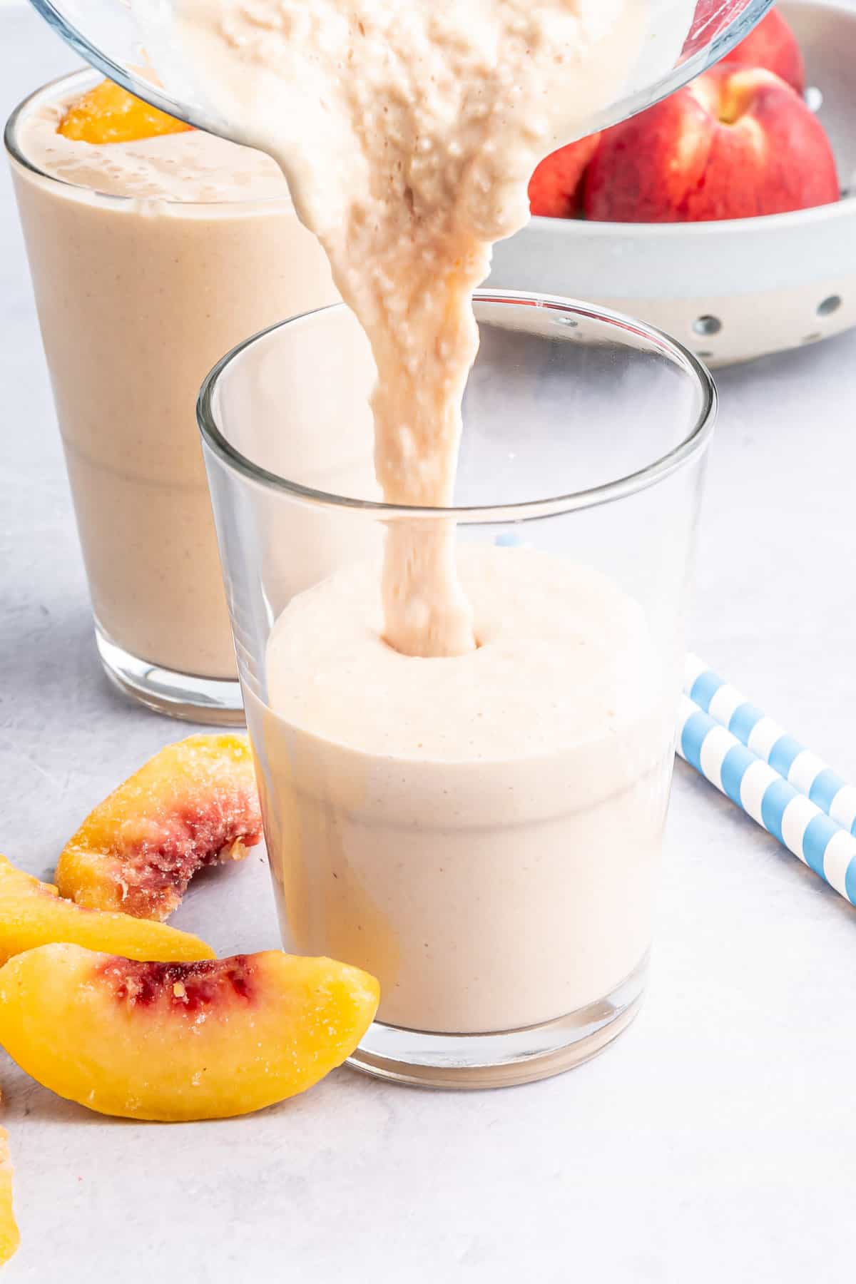 Batido siendo vertido en un vaso.