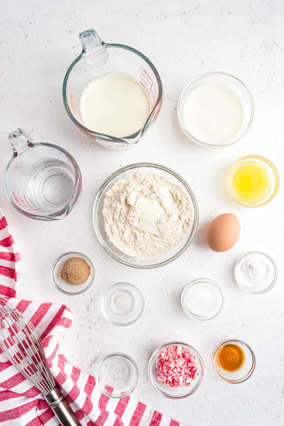 Ingredientes en tazones pequeños separados.