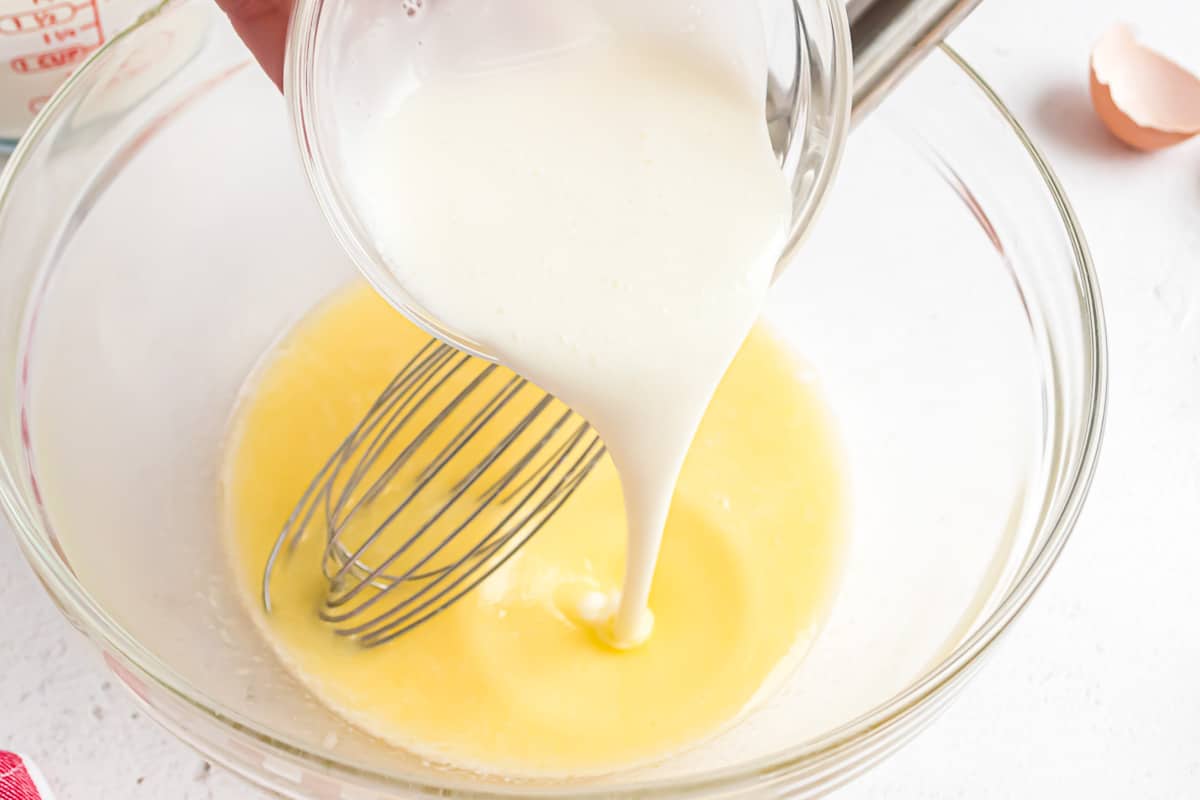 Leche siendo vertida sobre los huevos.