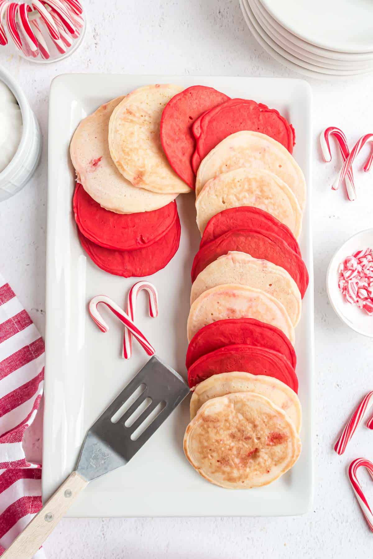 Panqueques rojos y blancos en forma de bastón de caramelo.