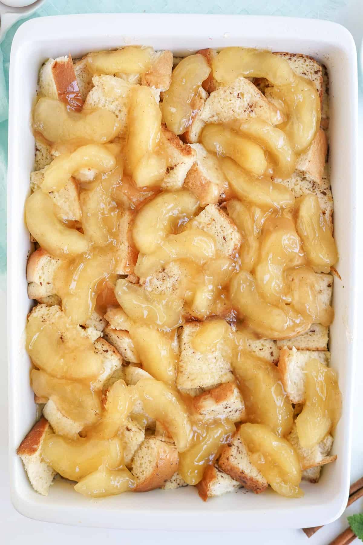Relleno de tarta de manzana sobre el pan y la mezcla de huevo.
