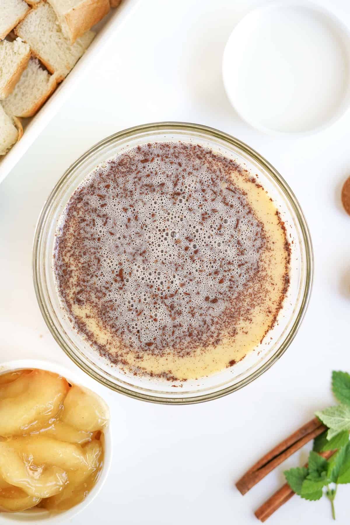 Huevos mezclados con canela, vainilla y leche.