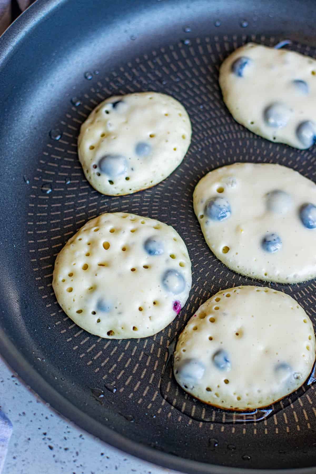 Panqueques cocinándose en una sartén.