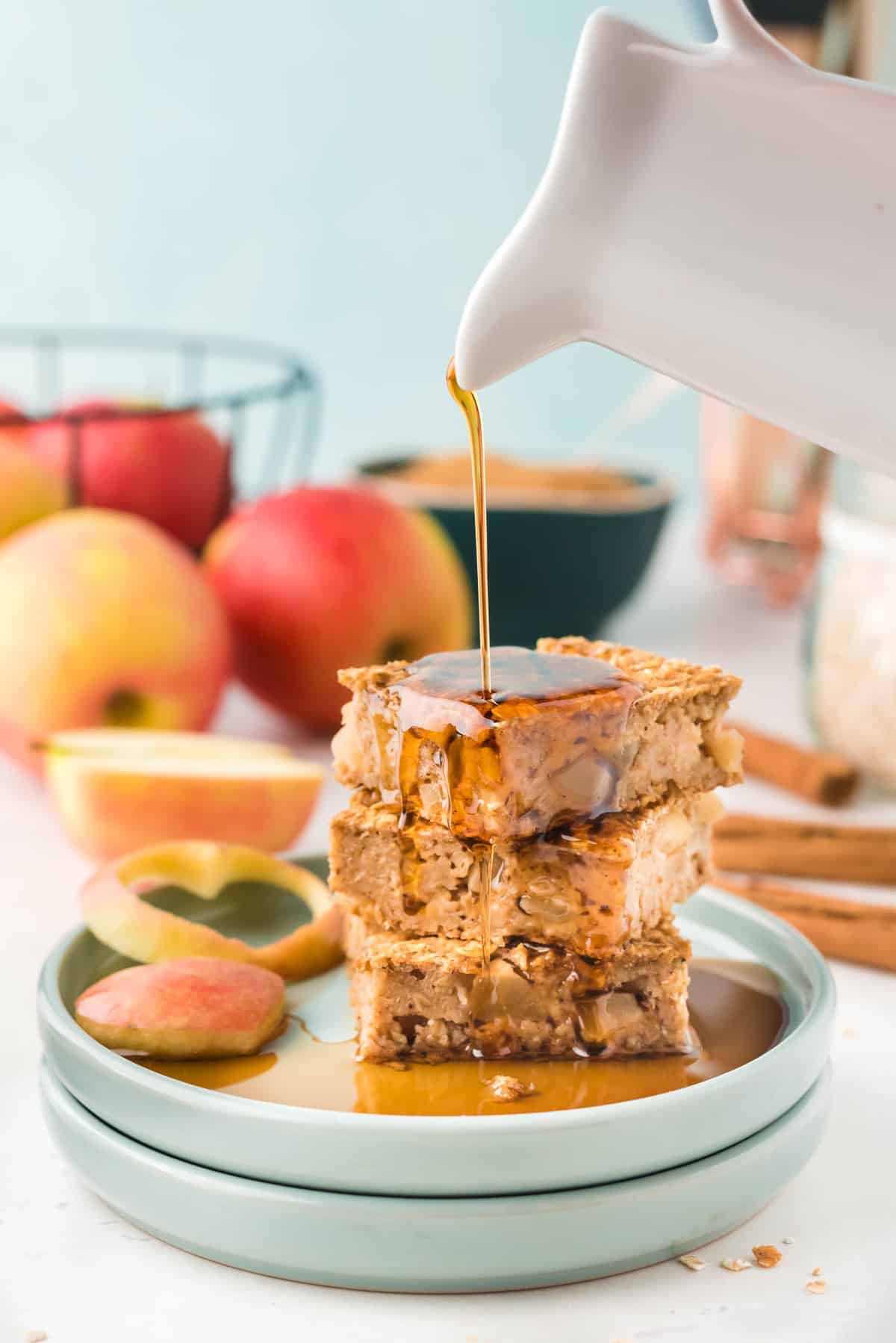 Avena al horno con manzana y canela con jarabe siendo vertido sobre ella.